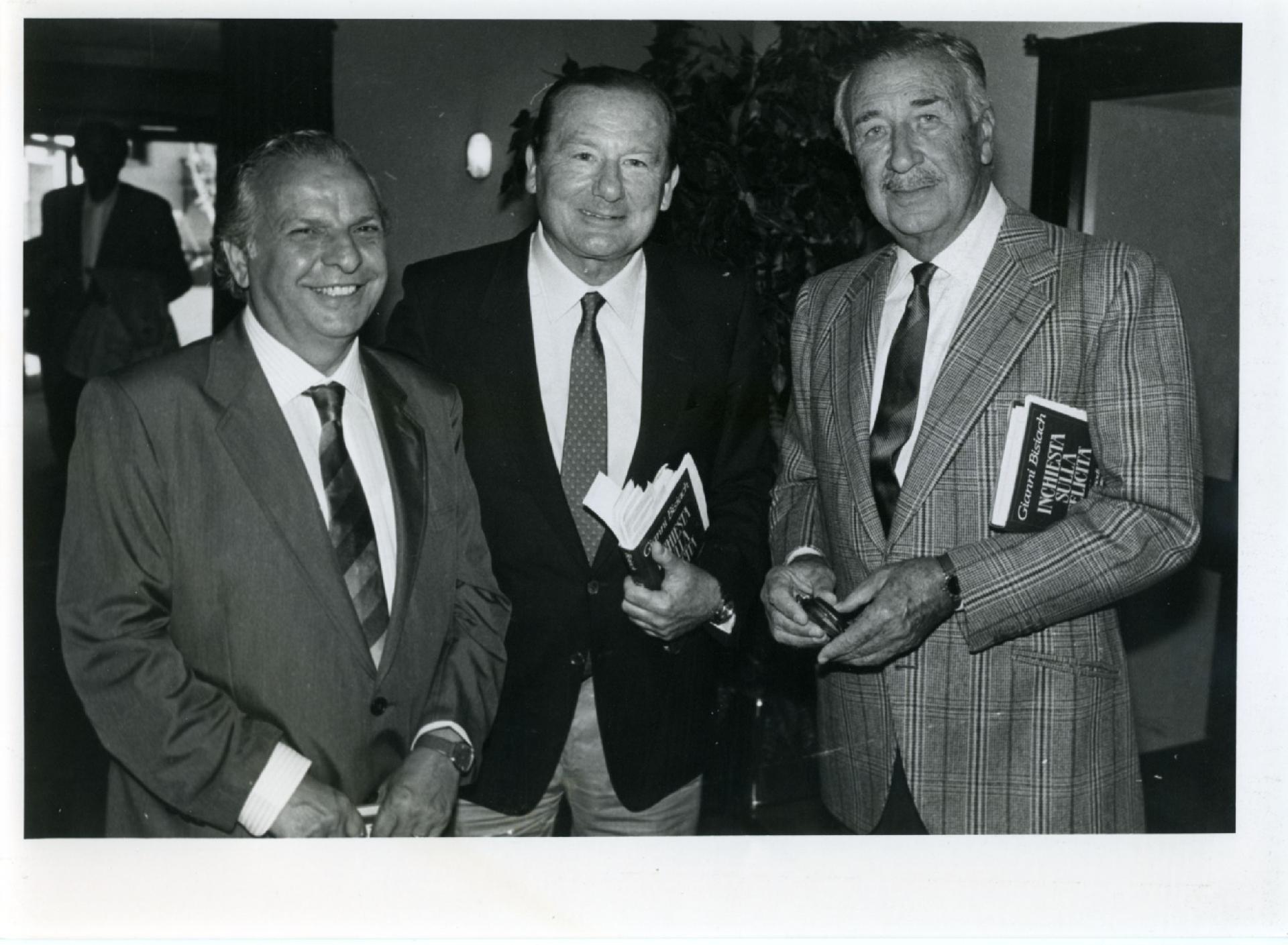 Gianni Bisiach con Giovanni Nuvoletti e un giornalista a Cortina d&apos;Ampezzo nell&apos;agosto 1983 per il libro &quot;Inchiesta sulla felicit&#224;&quot;