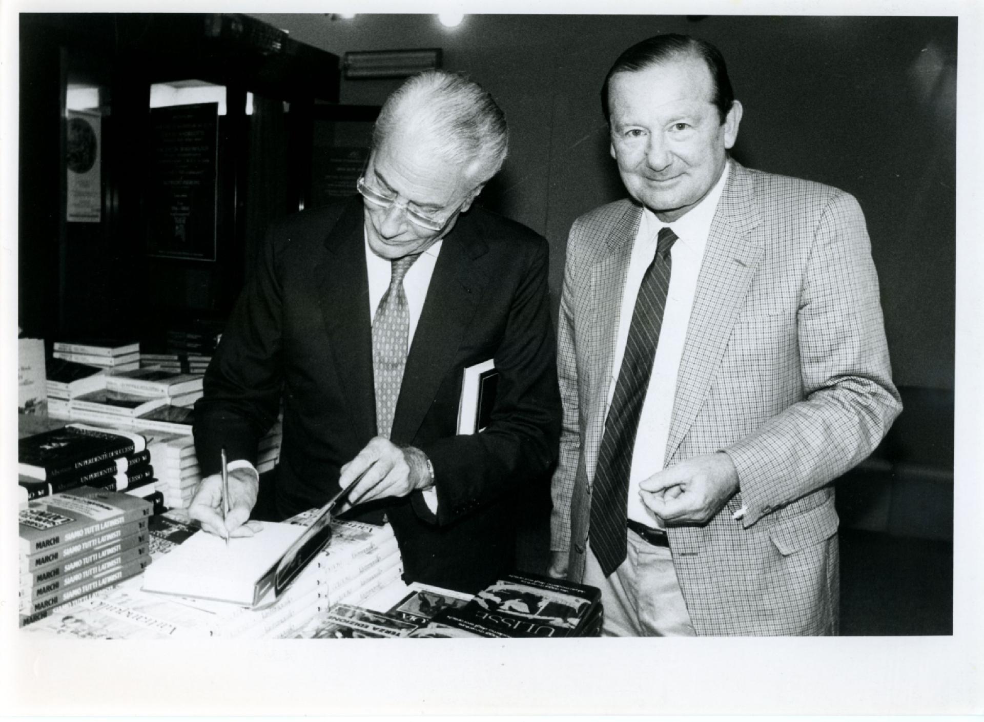 Gianni Bisiach con un giornalista a Cortina d&apos;Ampezzo nell&apos;agosto 1983