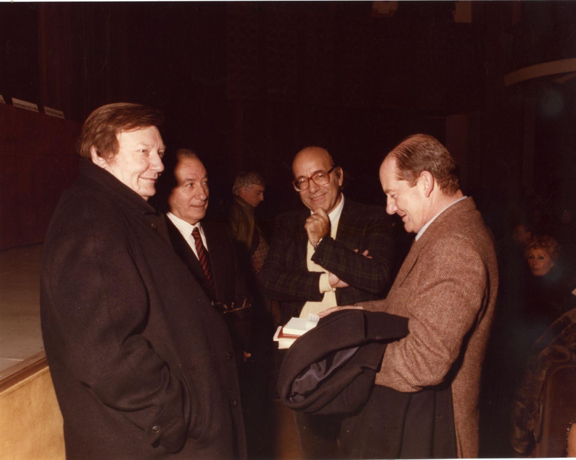 Gianni Bisiach con Carlo Rubbia e altri al &quot;Premio Capodieci&quot; a Siracusa nel 1985