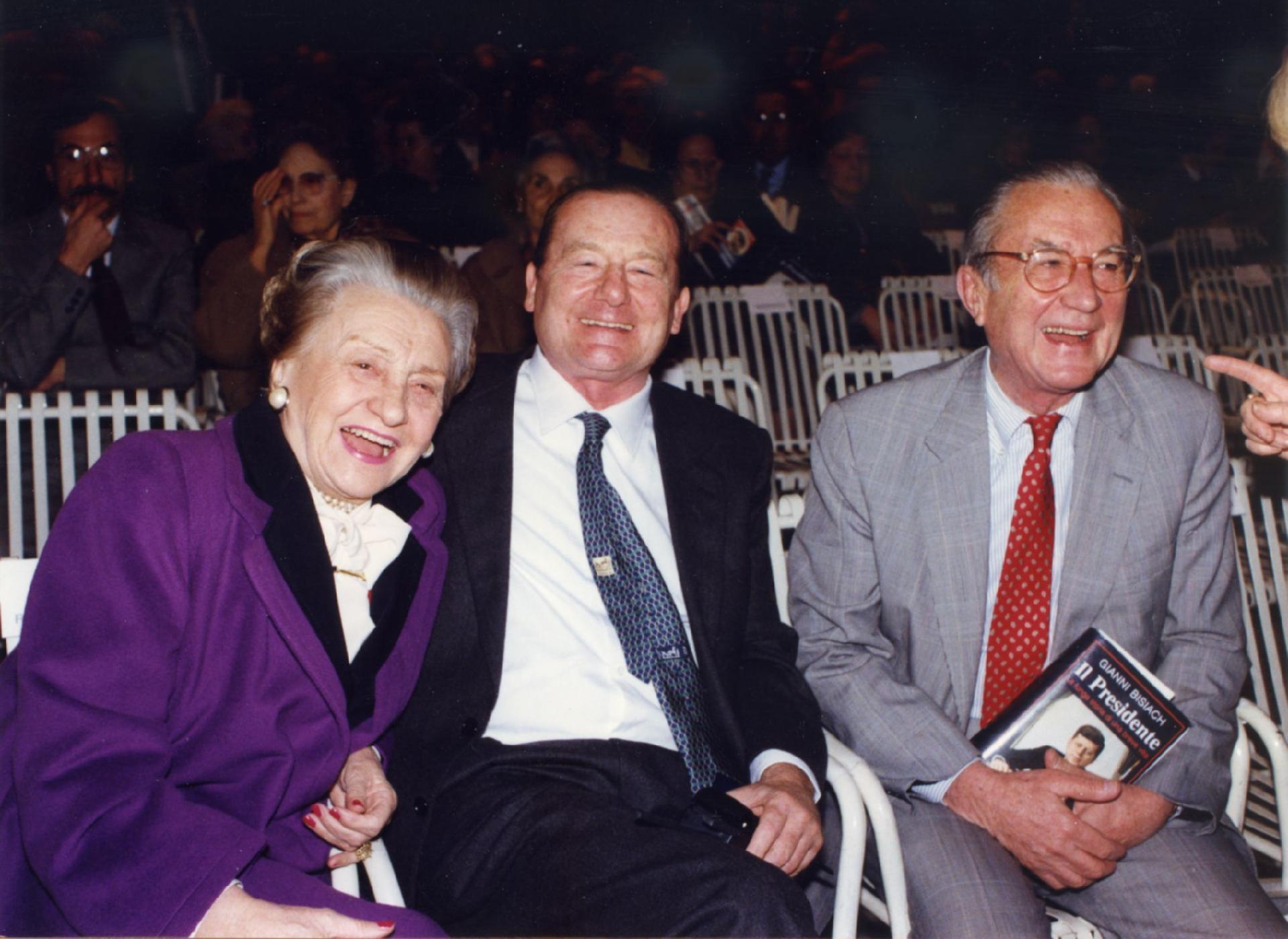 Gianni Bisiach con Micol Fontana e William Colby alla presentazione del libro &quot;Il Presidente&quot; al Teatro Tenda e Strisce di Roma il 2 novembre 1990