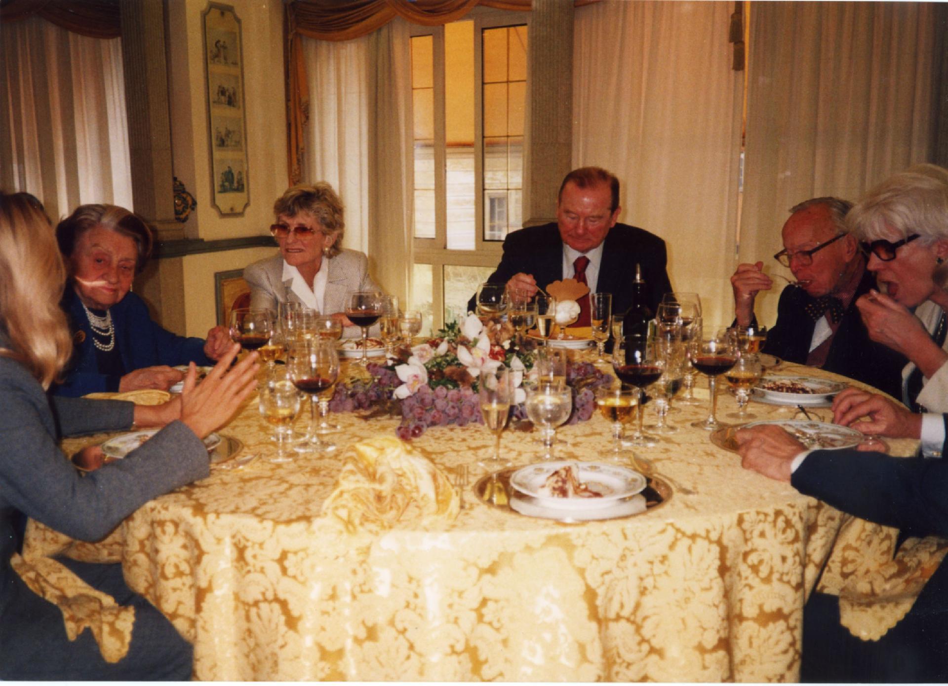 Gianni Bisiach con Micol Fontana, Jean Kennedy Smith, Arthur Schlesinger e la moglie Marian Cannon nel 2003 in occasione della mostra su Kennedy alla Camera dei deputati, a pranzo da Vanni a Roma