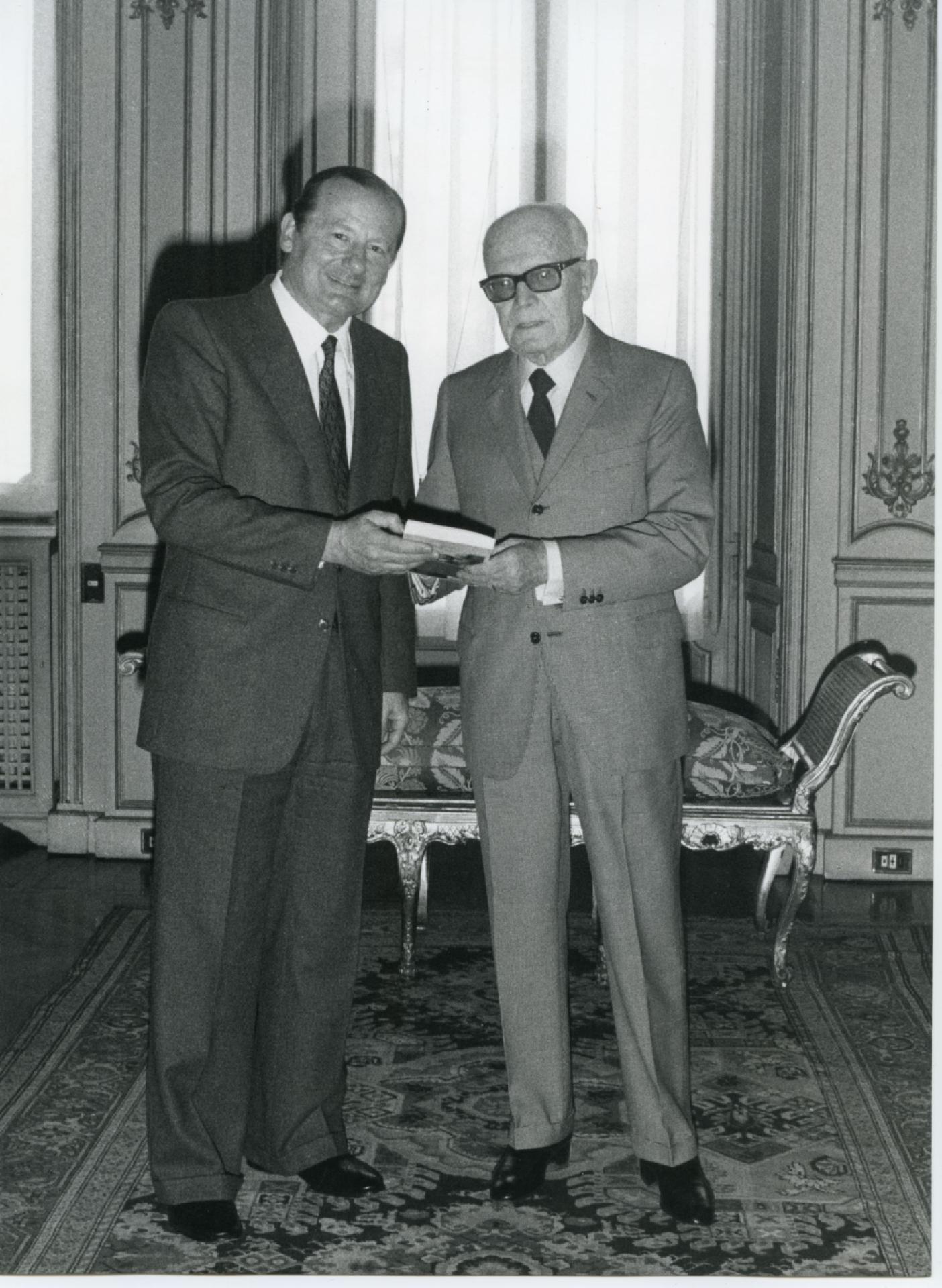 Gianni Bisiach al Quirinale il 15 aprile 1983 consegna al presidente Sandro Pertini il suo libro &quot;Pertini racconta&quot;