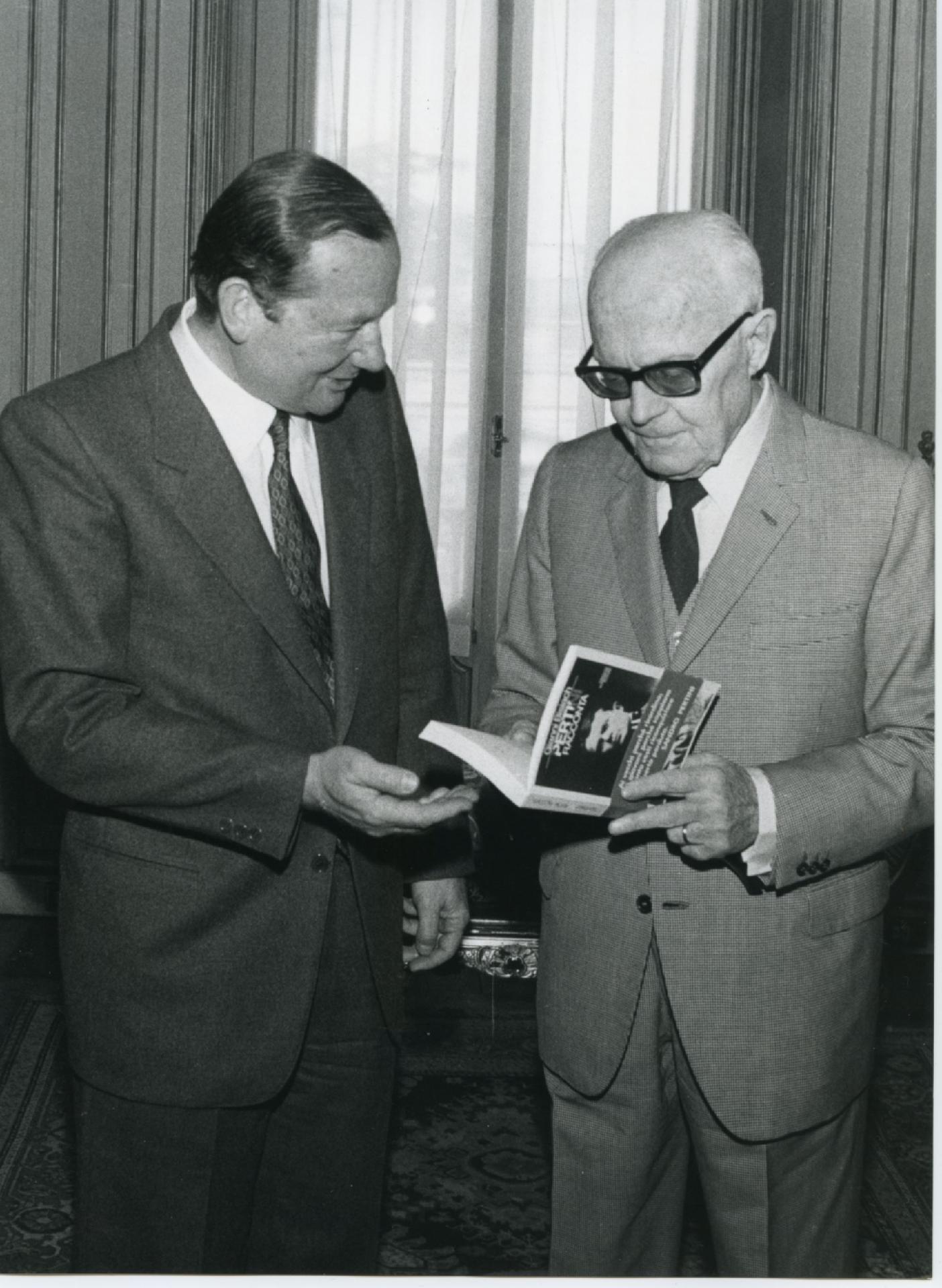Gianni Bisiach al Quirinale il 15 aprile 1983 consegna al presidente Sandro Pertini il suo libro &quot;Pertini racconta&quot;