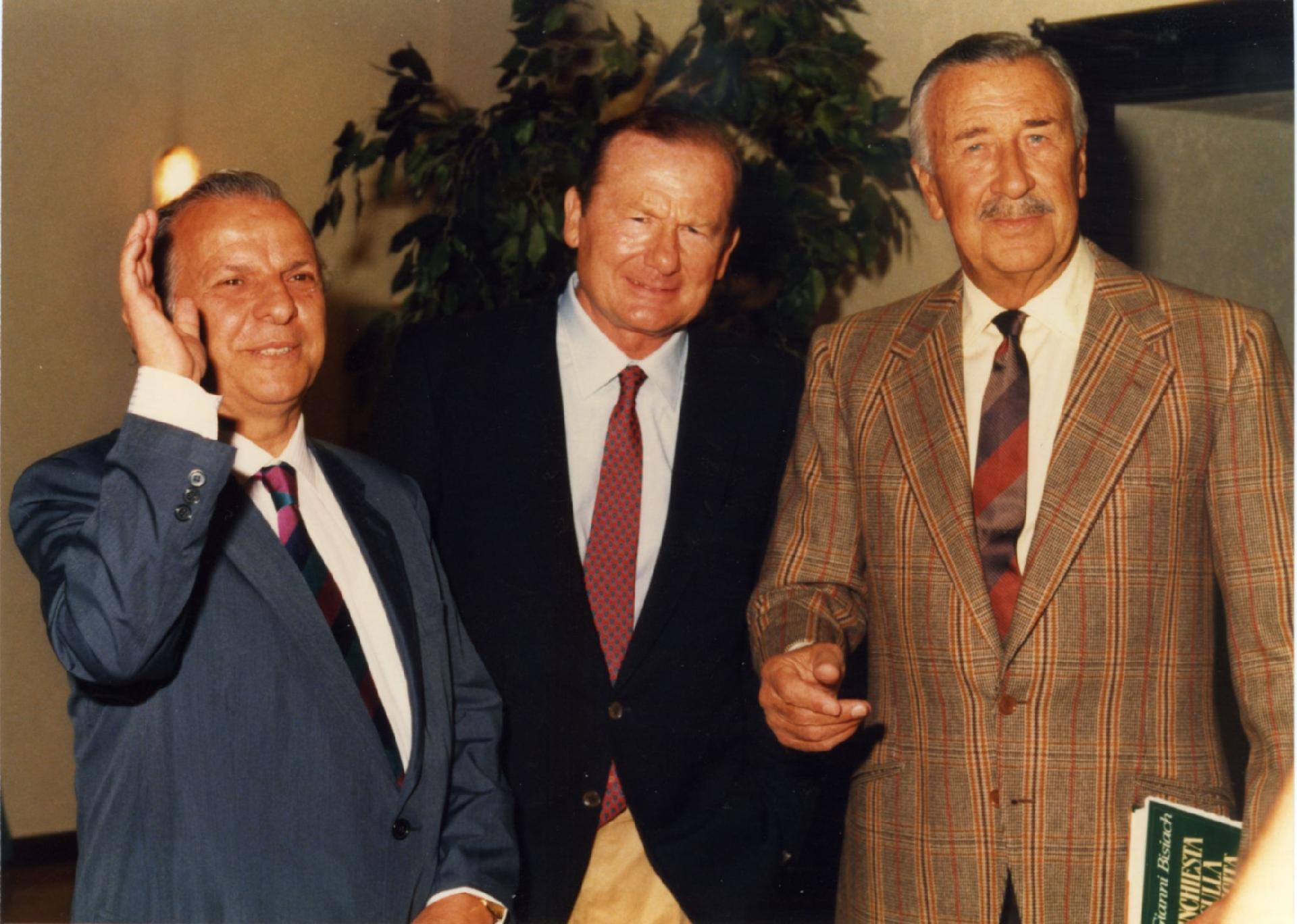 Gianni Bisiach con Giovanni Nuvoletti e un giornalista a Cortina d&apos;Ampezzo nell&apos;agosto 1983 per il libro &quot;Inchiesta sulla felicit&#224;&quot;