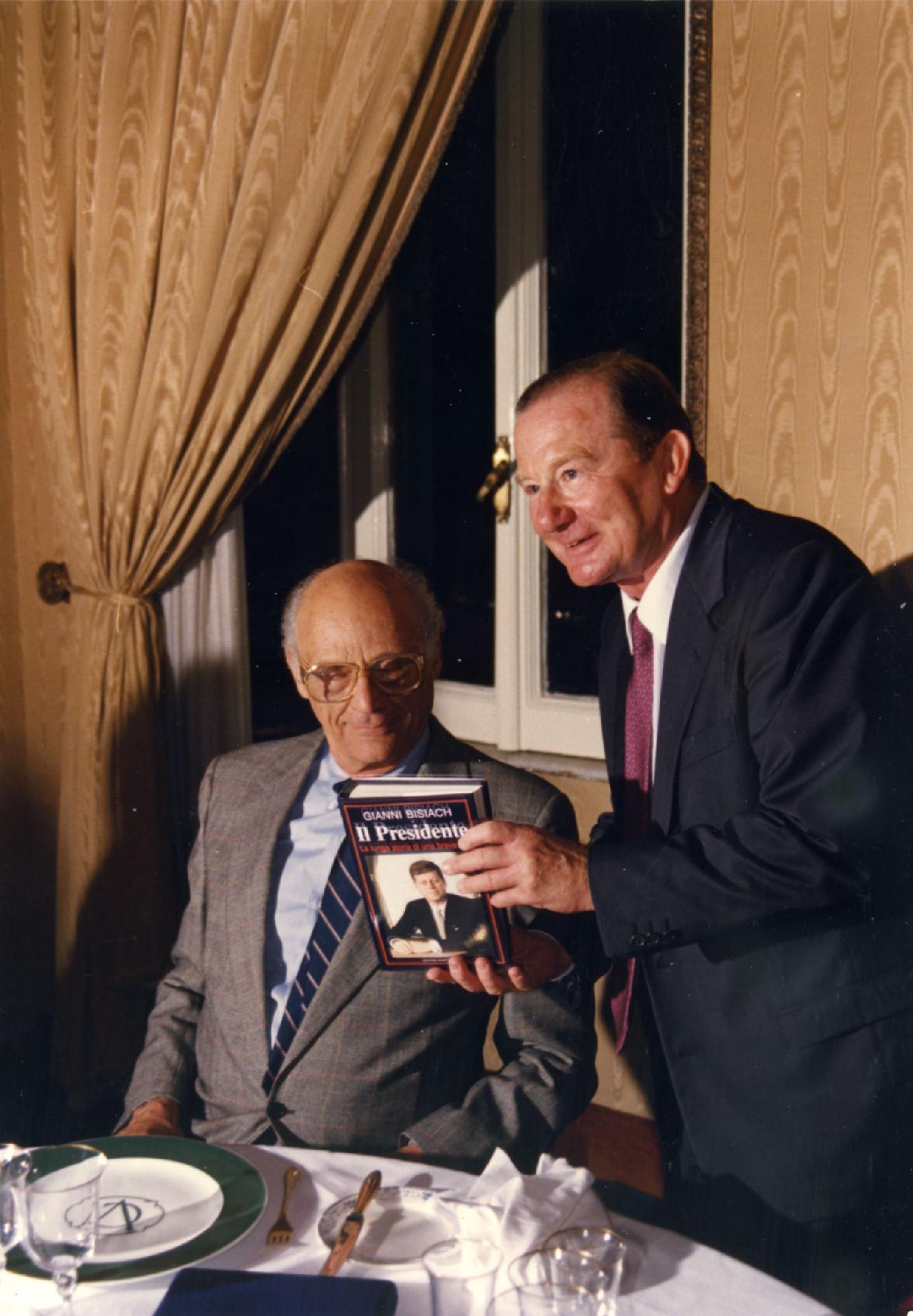 Gianni Bisiach alla Casina Valadier di Roma negli anni &apos;70 regala ad Arthur Miller il suo libro su Kennedy