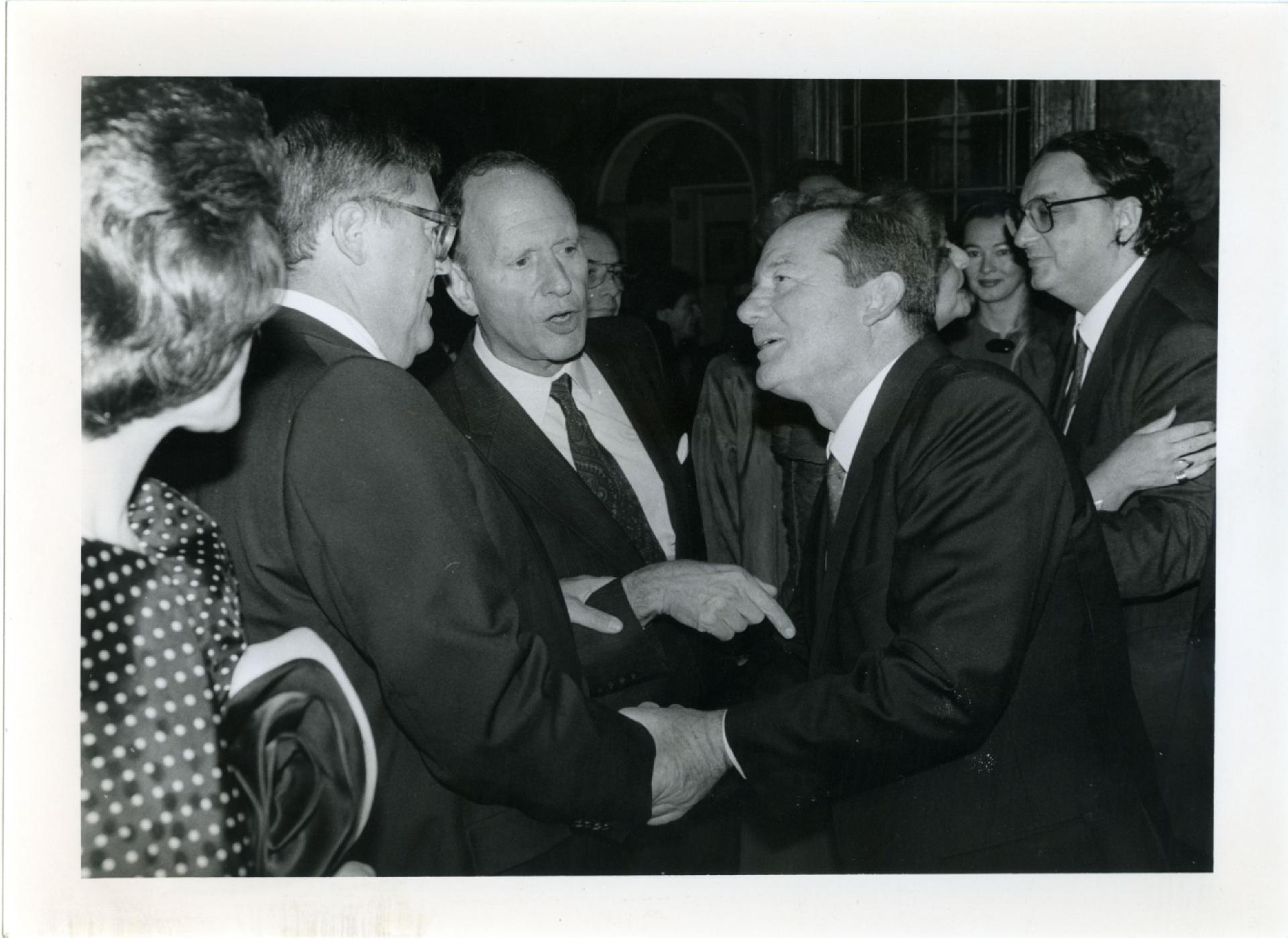 Gianni Bisiach a Roma nel 1989 con l&apos;ambasciatore americano Peter Secchia e Gianni De Michelis