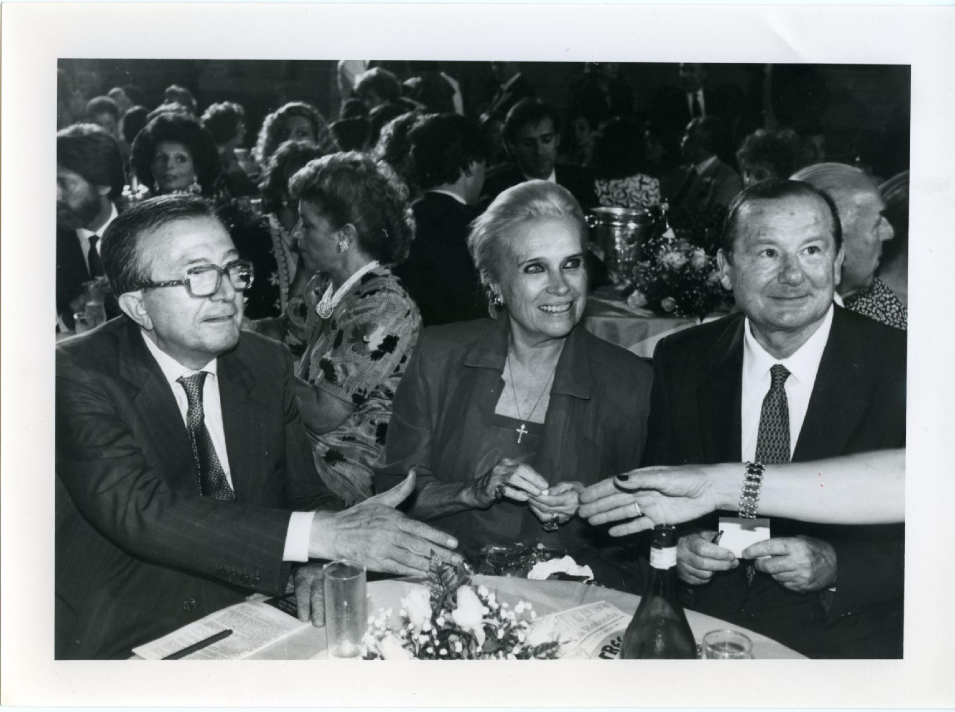 Gianni Bisiach con Giulio Andreotti e Lucia Alberti al &quot;Premio Strega&quot; nel 1985