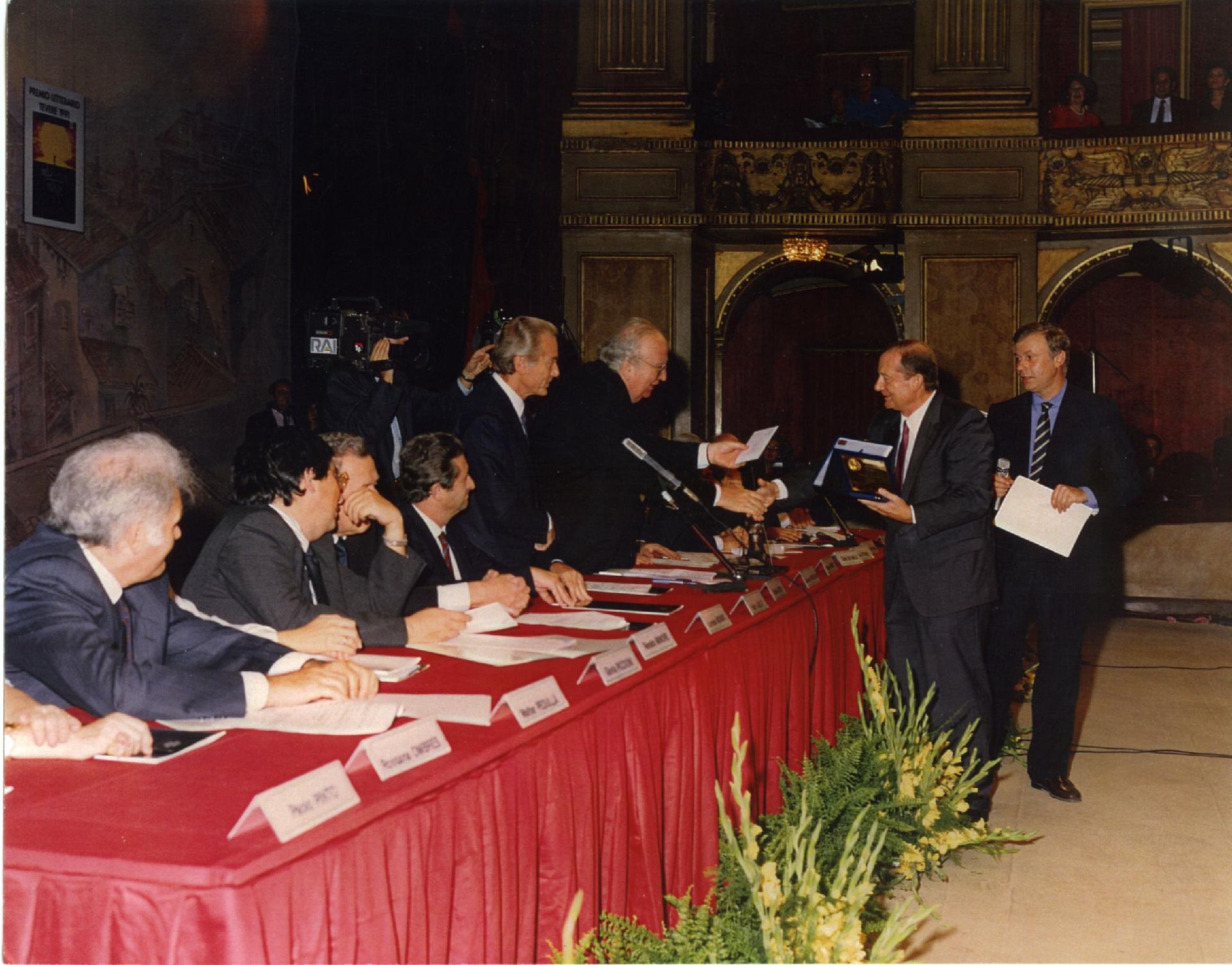 Gianni Bisiach riceve il &quot;Premio Tevere&quot; nel 1991 per il libro &quot;Il Presidente&quot; al Teatro Argentina di Roma da Gianni Letta e Giovanni Spadolini