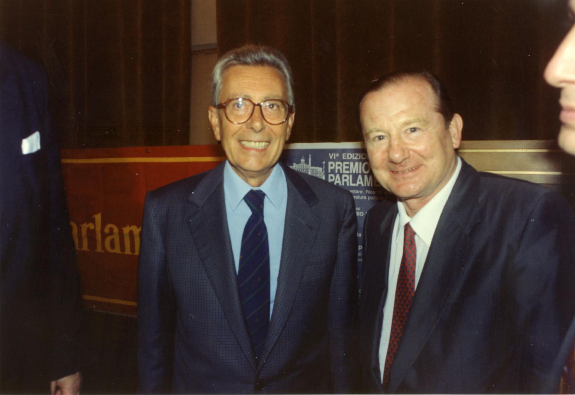 Gianni Bisiach a Roma con Arnaldo Forlani dopo la consegna del premio &quot;Parlamento&quot; (6^ edizione)  nel 1991