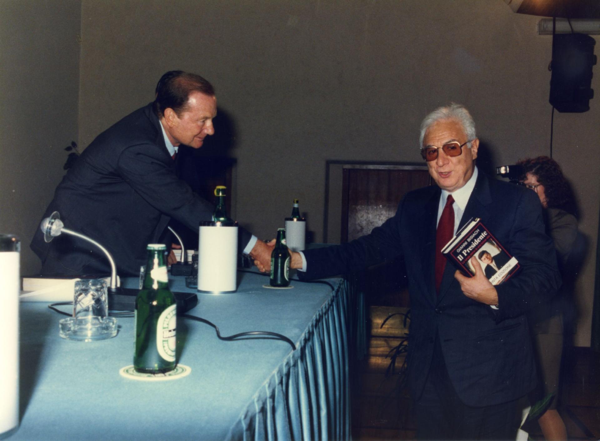 Gianni Bisiach con il presidente della Repubblica Francesco Cossiga a Cortina d&apos;Ampezzo nel ferragosto 1990