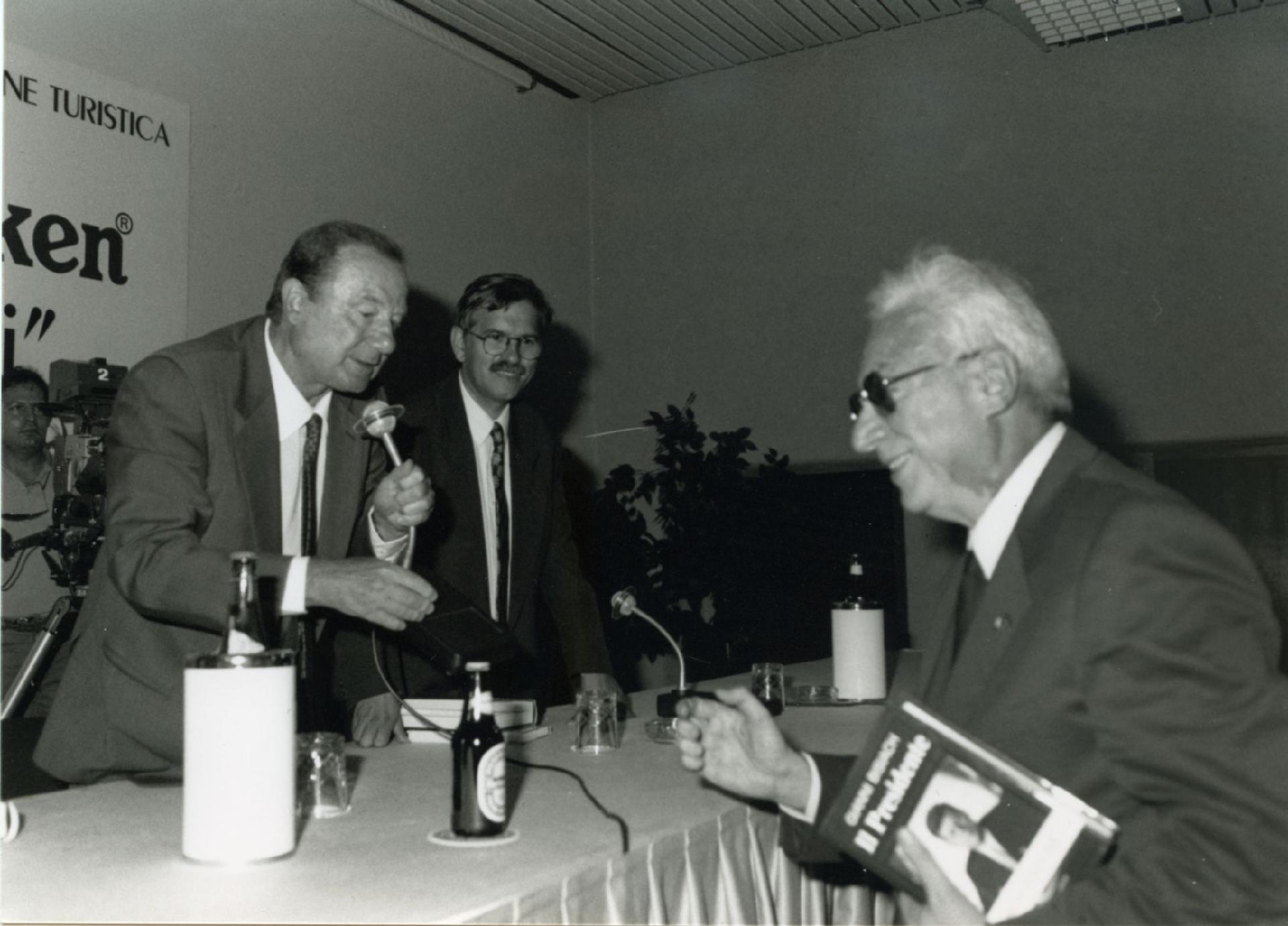 Gianni Bisiach con Francesco Cossiga alla presentazione del libro &quot;Il Presidente&quot; a Cortina d&apos;Ampezzo nel ferragosto 1990