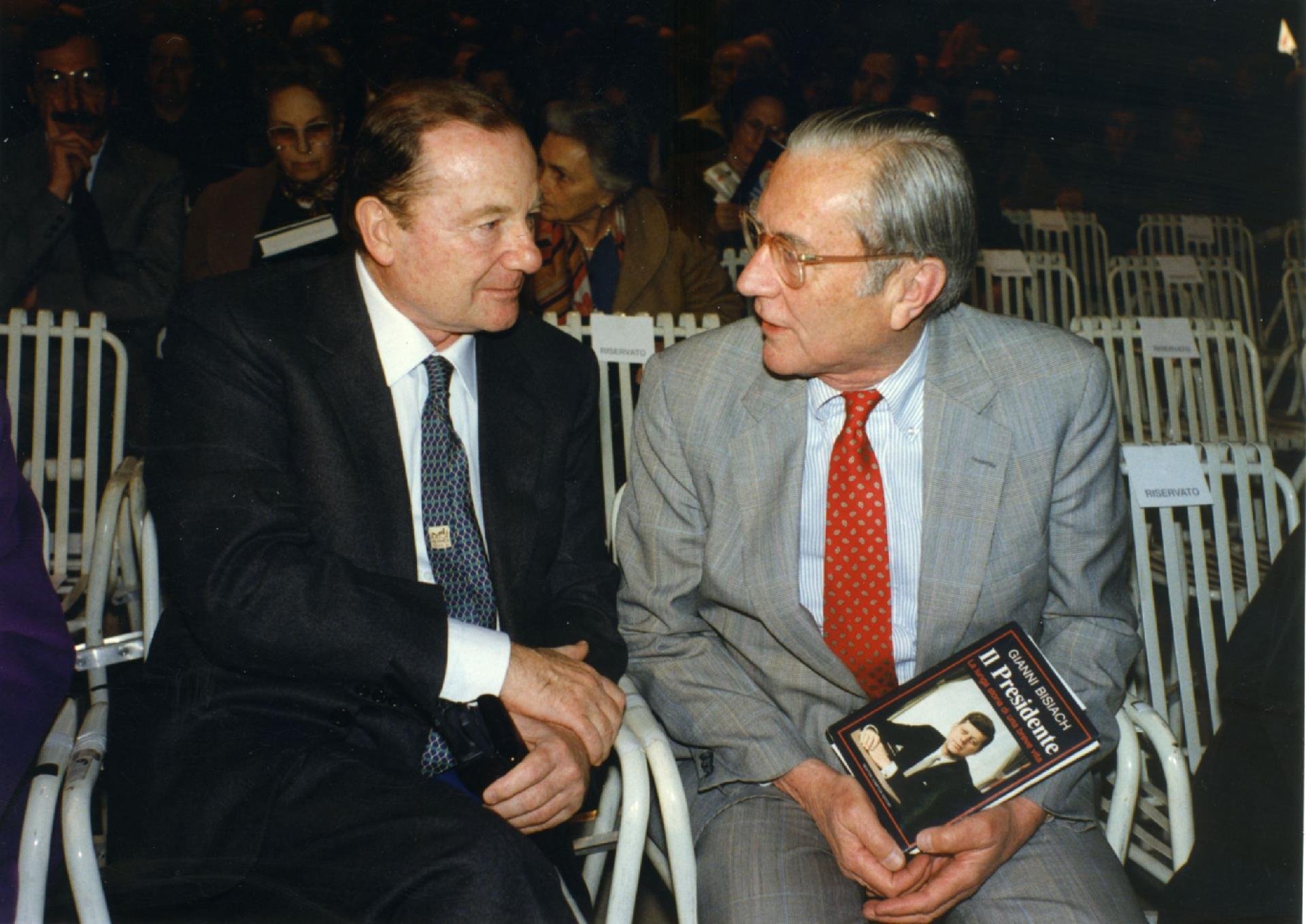 Gianni Bisiach con William Colby alla presentazione del libro &quot;Il Presidente&quot; al Teatro Tenda e Strisce di Roma il 2 novembre 1990