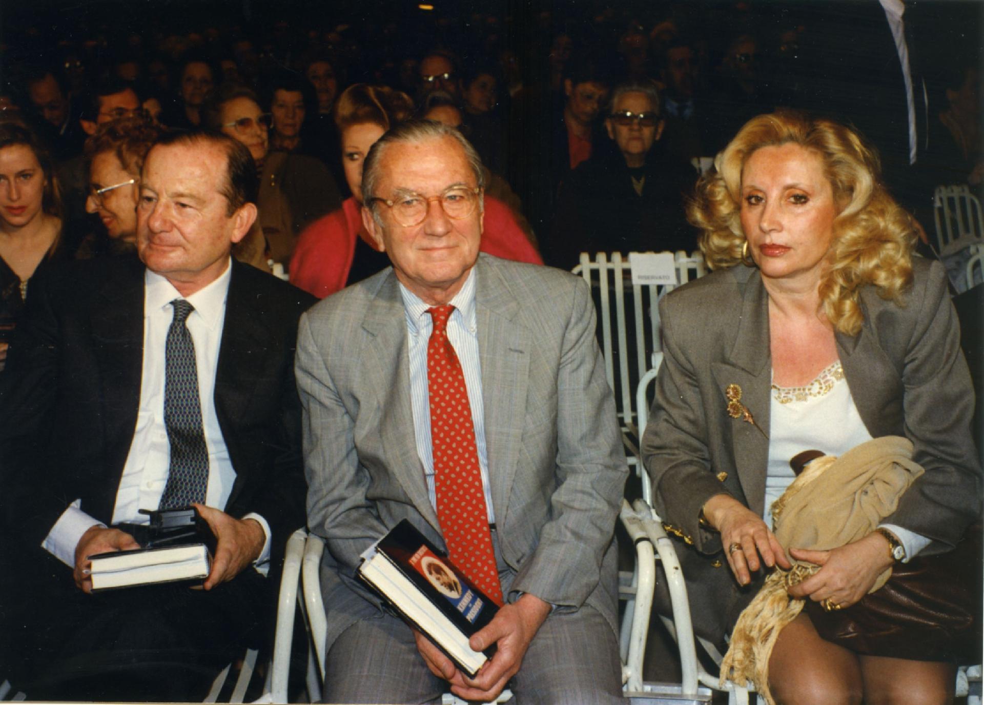 Gianni Bisiach con William Colby e Maria Grazia Avanzini alla presentazione del libro &quot;Il Presidente&quot; al Teatro Tenda e Strisce di Roma il 2 novembre 1990