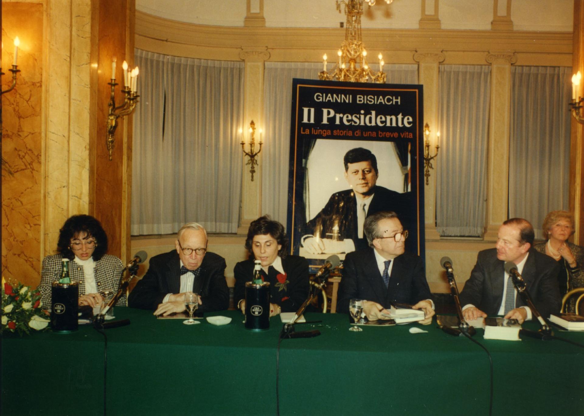 Gianni Bisiach con Arthur Schlesinger, Giulio Andreotti, e due traduttrici alla presentazione della prima edizione del volume &quot;Il Presidente&quot; al Grand Hotel di Roma il 2 novembre 1991.