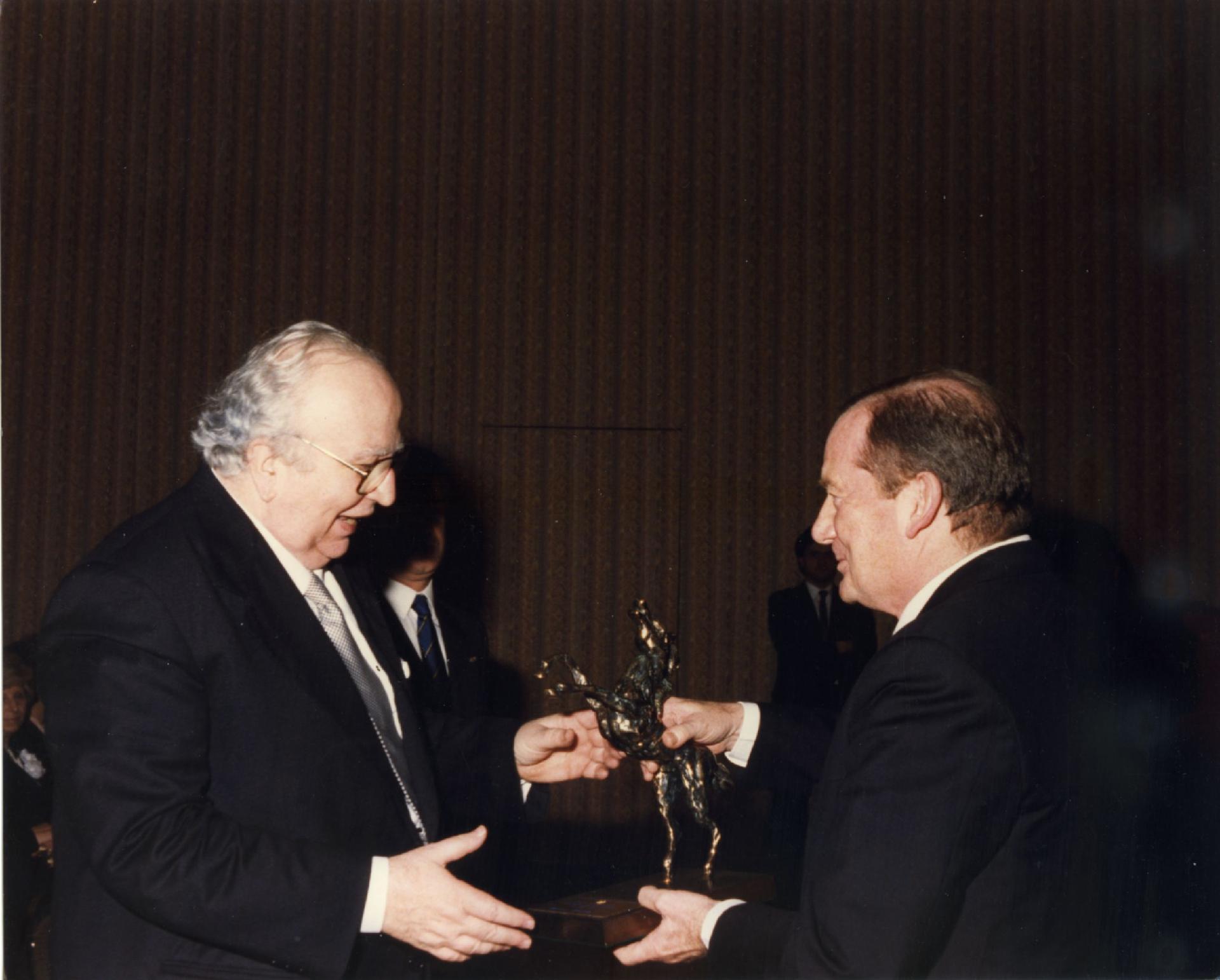 Gianni Bisiach con Giovanni Spadolini al &quot;Premio di giornalismo Carlo Casalegno&quot; all&apos;hotel Hilton di Roma il 28 aprile 1992