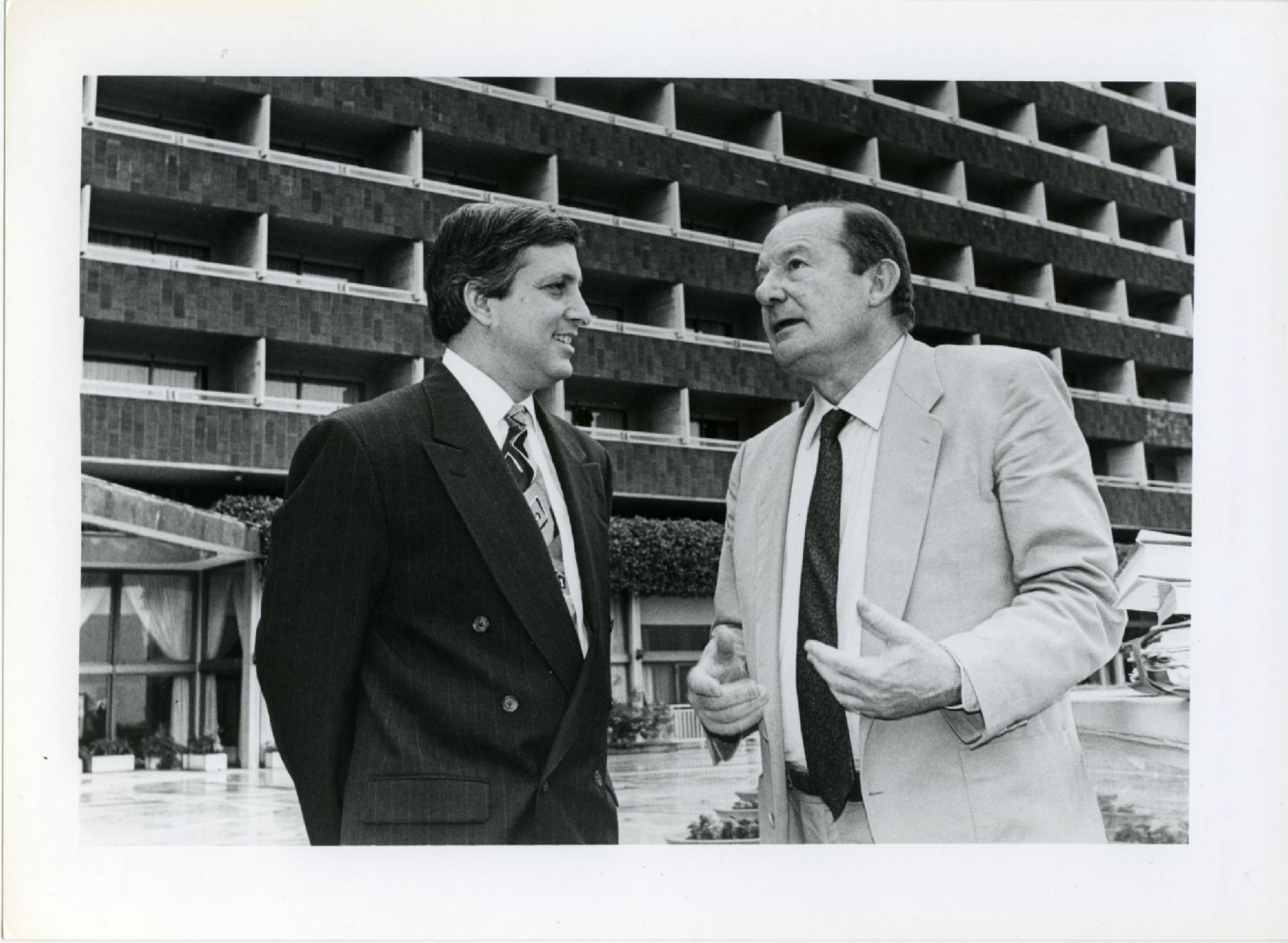 Gianni Bisiach davanti all&apos;hotel Hilton di Roma nel 1992 con Sam Giancana junior