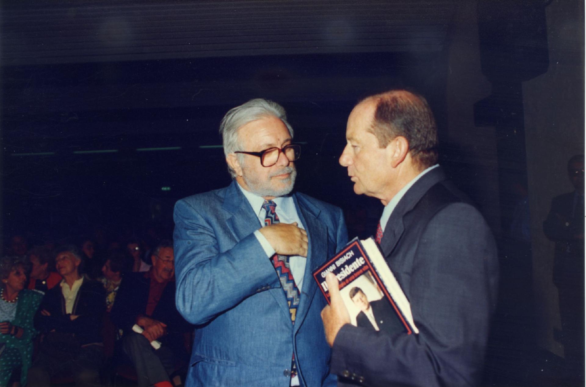 Gianni Bisiach a Cortina d&apos;Ampezzo nel ferragosto del 1992 con Luciano De Crescenzo