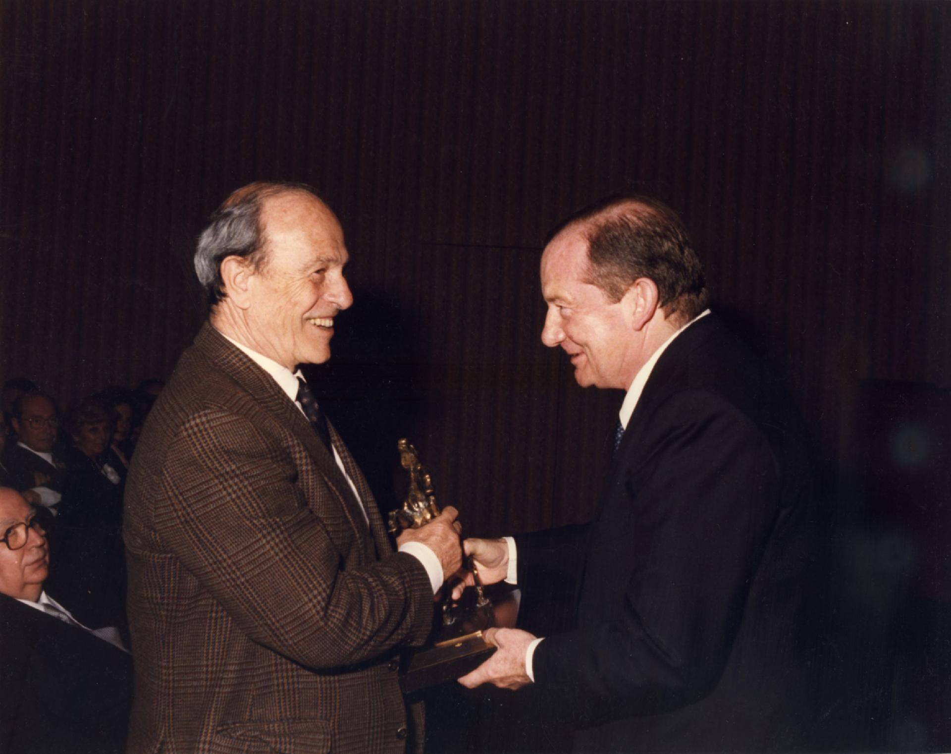Gianni Bisiach consegna a Giorgio Bocca il &quot;Premio di giornalismo Carlo Casalegno&quot; all&apos;hotel Hilton di Roma il 28 aprile 1992