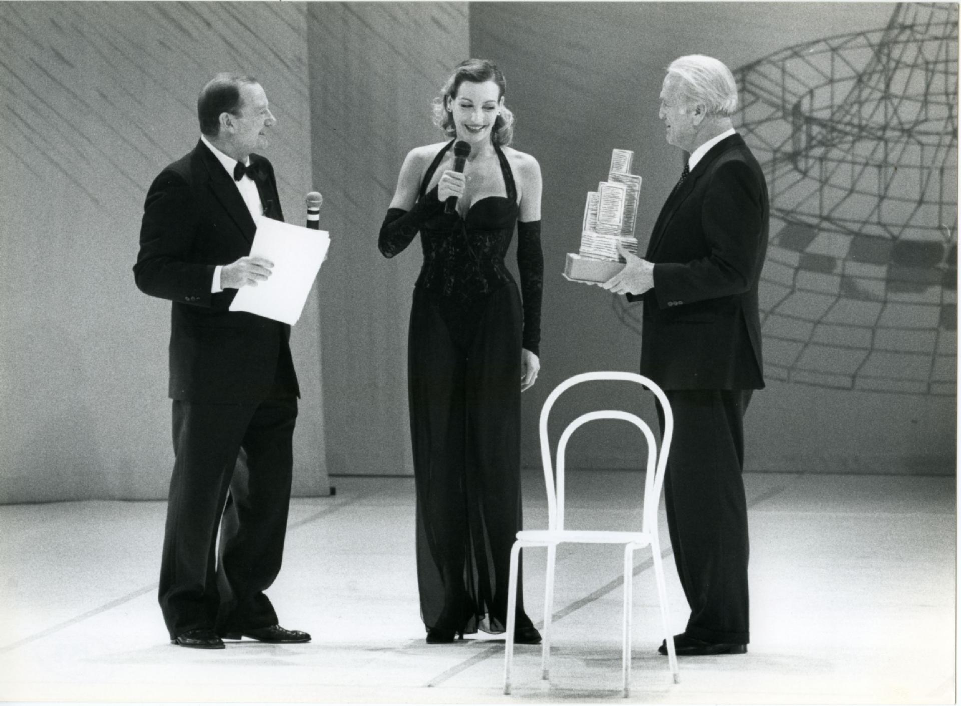 Gianni Bisiach con Ute Lemper al &quot;Premio internazionale Gino Tani&quot; al Teatro Sistina a Roma il 21 dicembre 1992
