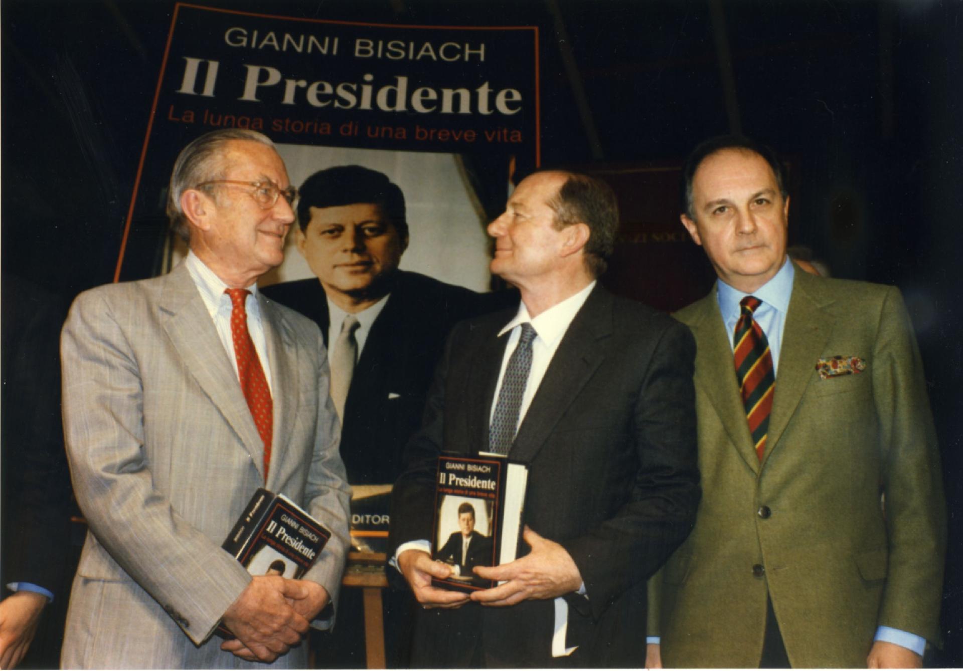 Gianni Bisiach con William Colby e Vittorio Avanzini alla presentazione del libro &quot;Il Presidente&quot; al Teatro Tenda e Strisce di Roma il 2 novembre 1990