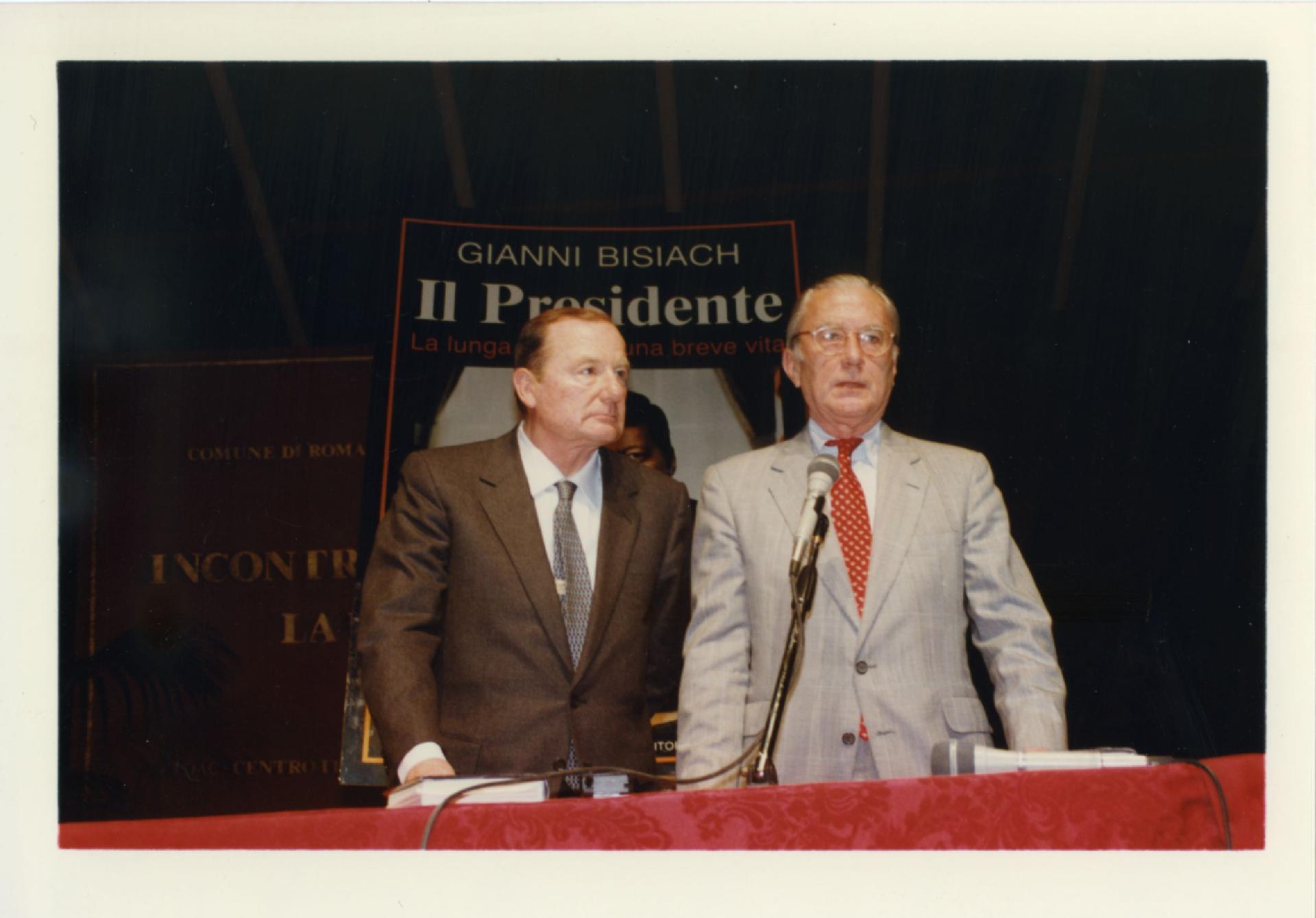 Gianni Bisiach con William Colby alla presentazione del libro &quot;Il Presidente&quot; al Teatro Tenda e Strisce di Roma il 2 novembre 1990