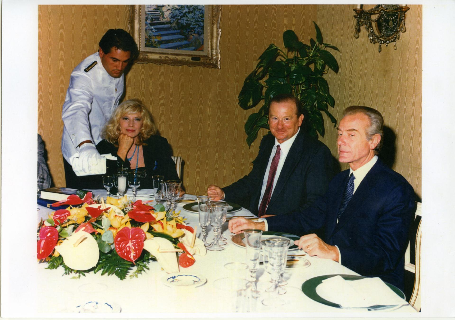 Gianni Bisiach con Gianni Letta e Monica Vitti alla Casina Valadier di Roma nel 1999 per festeggiate il &quot;Premio Tevere&quot;