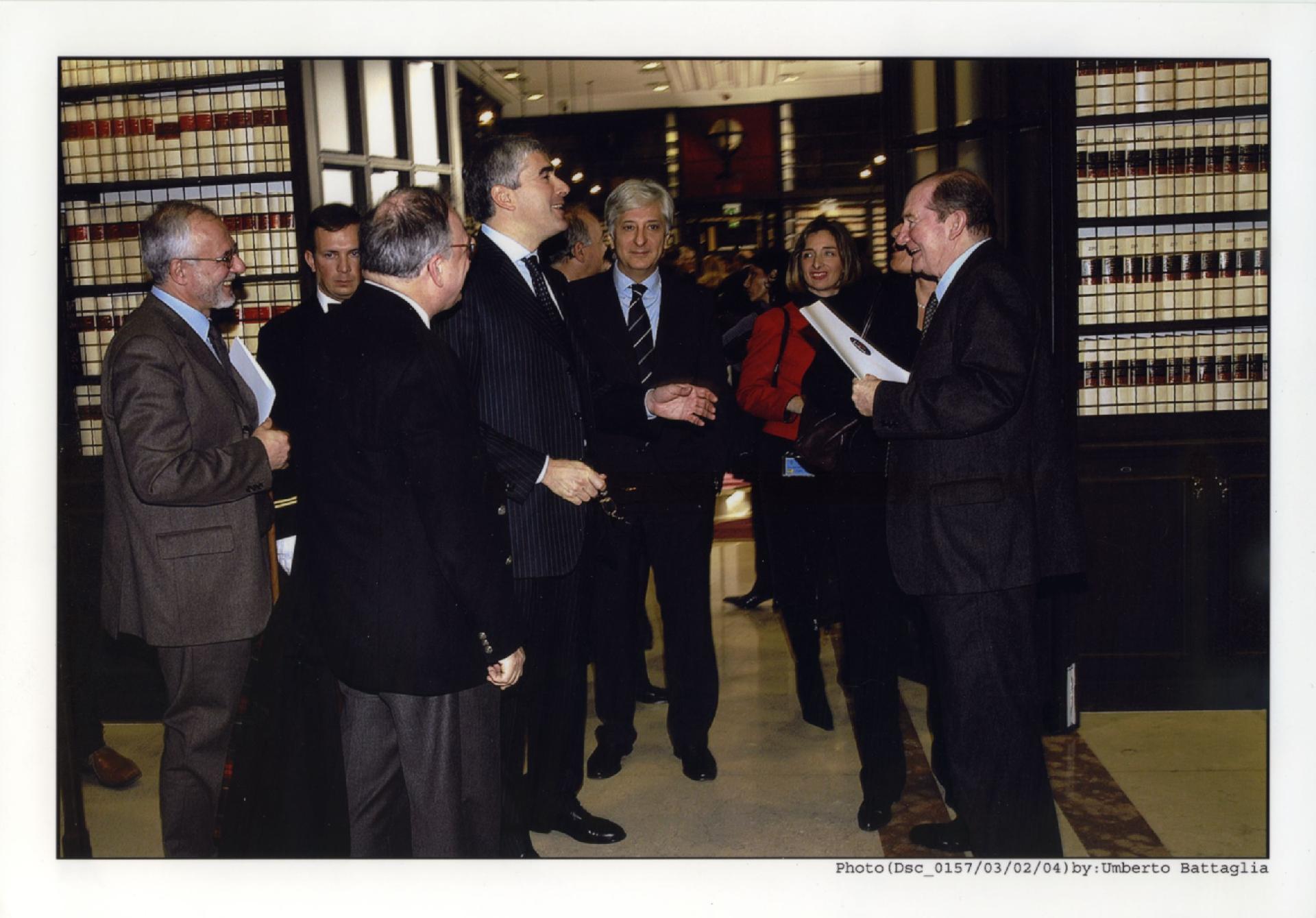 Gianni Bisiach con Pier Ferdinando Casini, Ugo Zampetti e altri alla Camera dei Deputati a Roma il 3 febbraio 2004 per la sua mostra sul viaggio di Kennedy a Roma