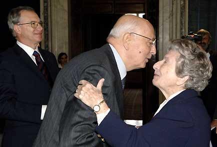 Il Presidente Giorgio Napolitano nella foto co Guglielmo Epifani, Segretario Genelale della CGIL, saluta la figlia di Giuseppe Di Vittorio, Signora Baldi Berti, in occasione dell'incontro con il Comitato Direttivo ed i gruppi dirigenti centrali della Confederazione.