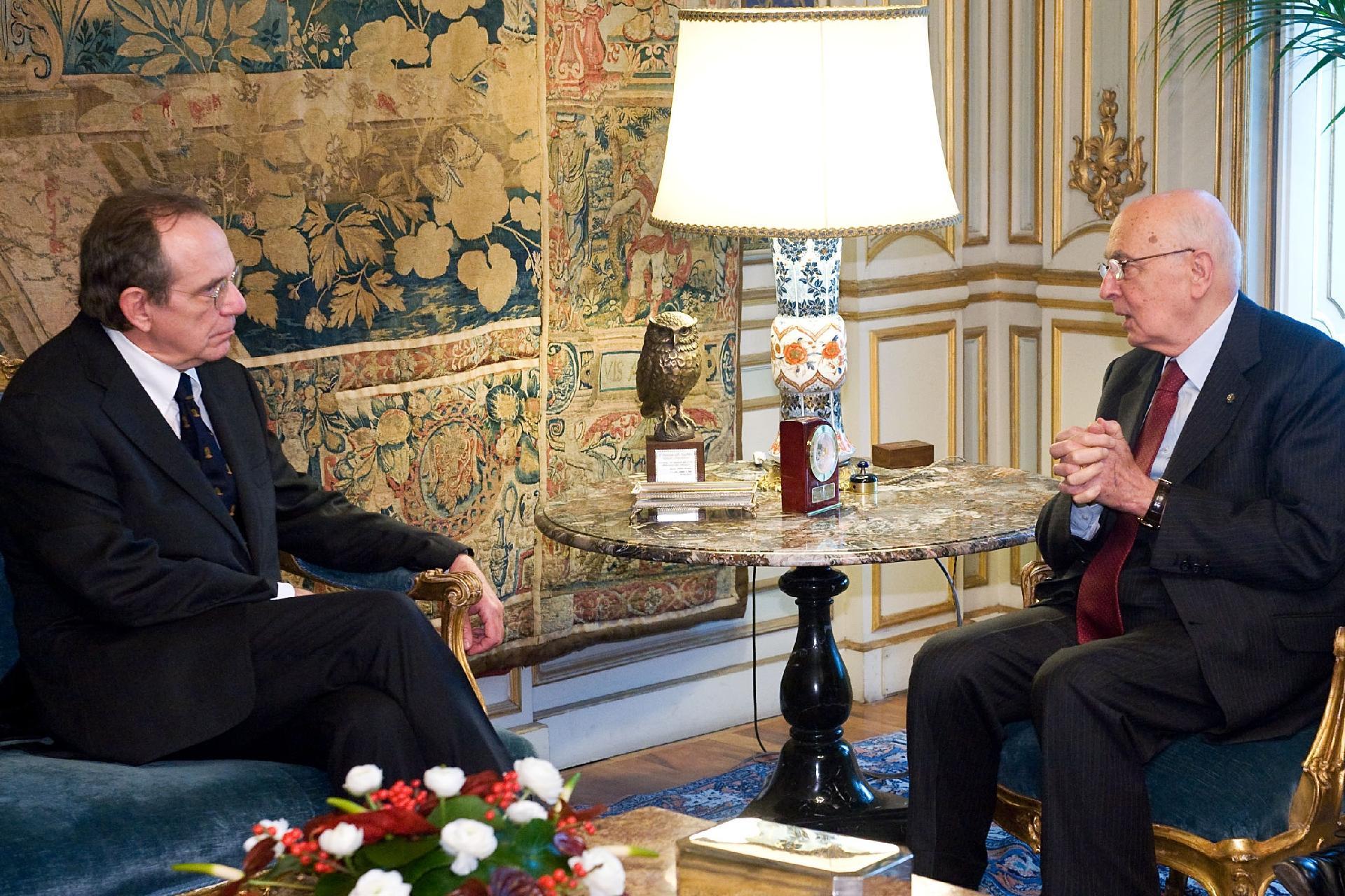 Il Presidente Giorgio Napolitano nel corso dei colloqui con Pier Carlo Padoan, Vice Segretario generale dell'Organizzazione per la Cooperazione e lo Sviluppo Economico