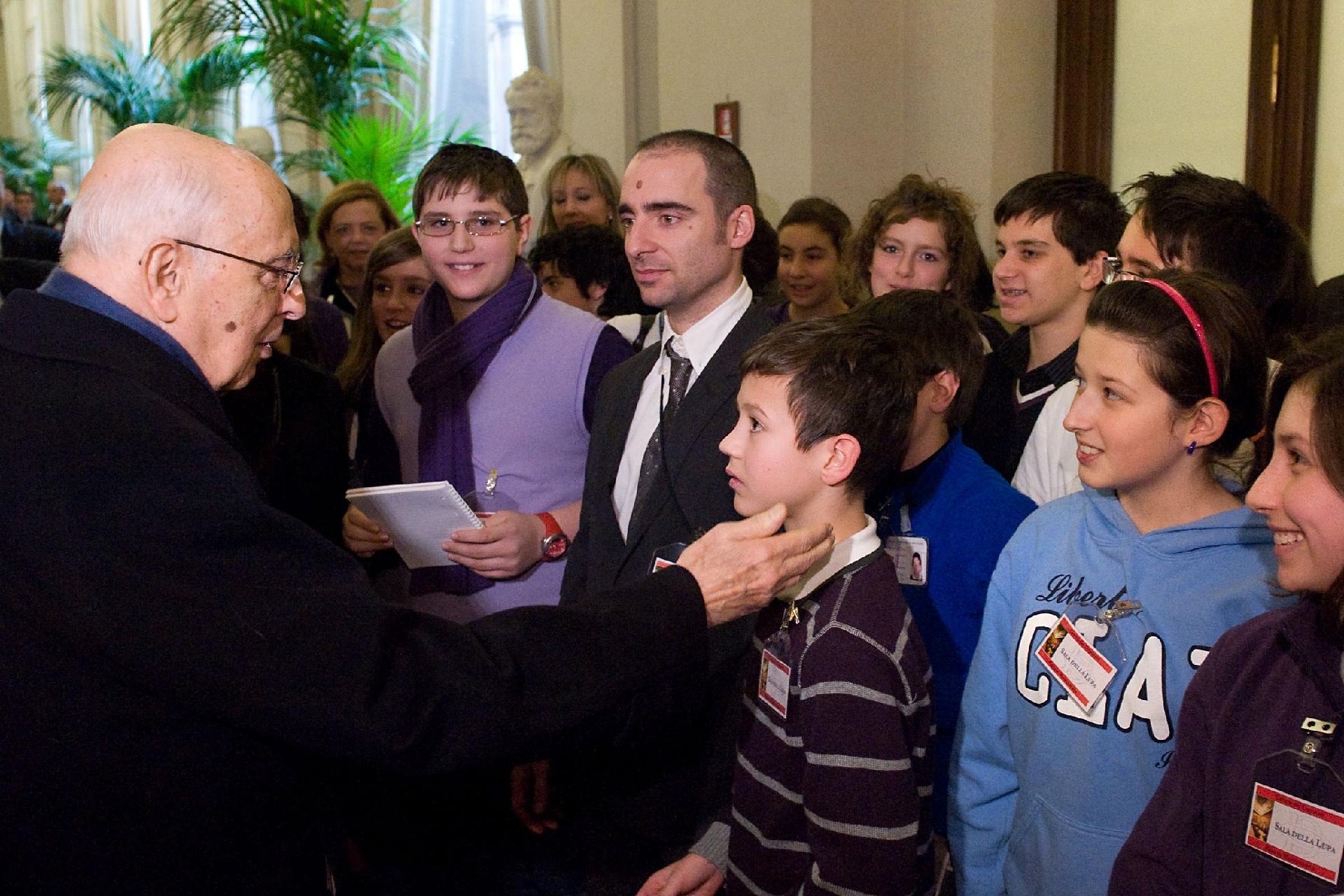 Il Presidente Giorgio Napolitano saluta alcuni studenti della scuola "Andrea Costa" di Imola in occasione del Convegno su Andrea Costa organizzato dalla Fondazione della Camera dei deputati