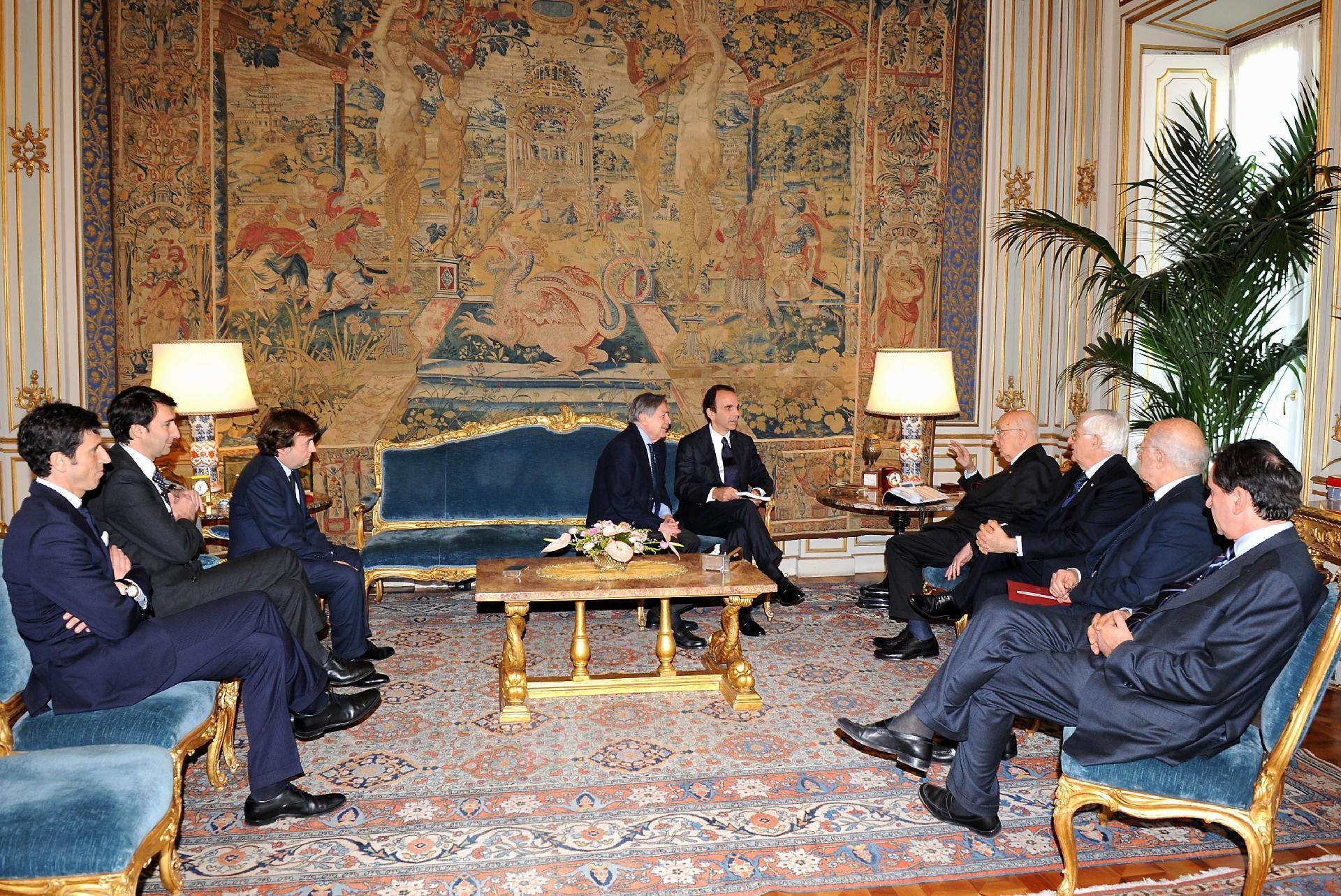 Il Presidente Giorgio Napolitano con una delegazione di Fastweb in occasione della presentazione del volume "Fastweb 1999-2009 - Storia di un'impresa innovativa", realizzato per il 10° anniversario di fondazione dell'azienda