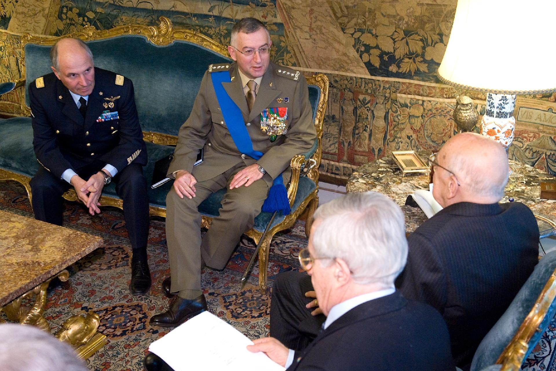Il Presidente Giorgio Napolitano a colloquio con il Gen. Claudio Graziano e il Gen. Vincenzo Camporini, Capo di Stato Maggiore della Difesa