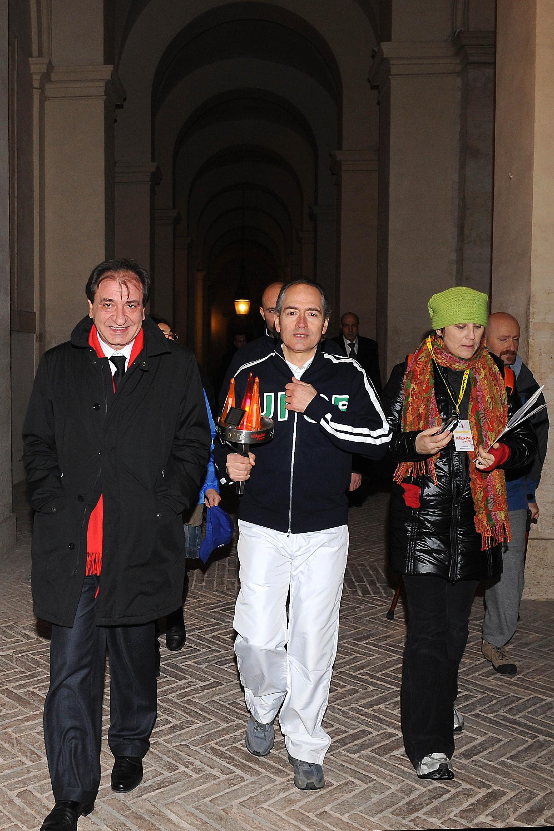 Il Direttore dell'Ufficio per la Stampa e la Comunicazione, Pasquale Cascella, con Daniele Masala, campione olimpico e l'inviata della trasmissione di Caterpillar