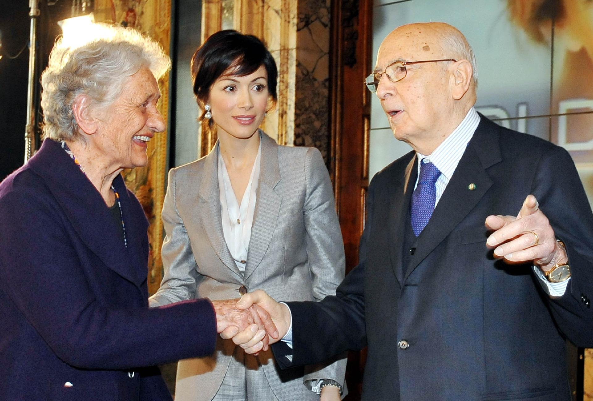 Il Presidente Giorgio Napolitano con il Grande Ufficiale Elena Gianini Belotti e il Ministro Carfagna in occasione della celebrazione della Giornata Internazionale della Donna