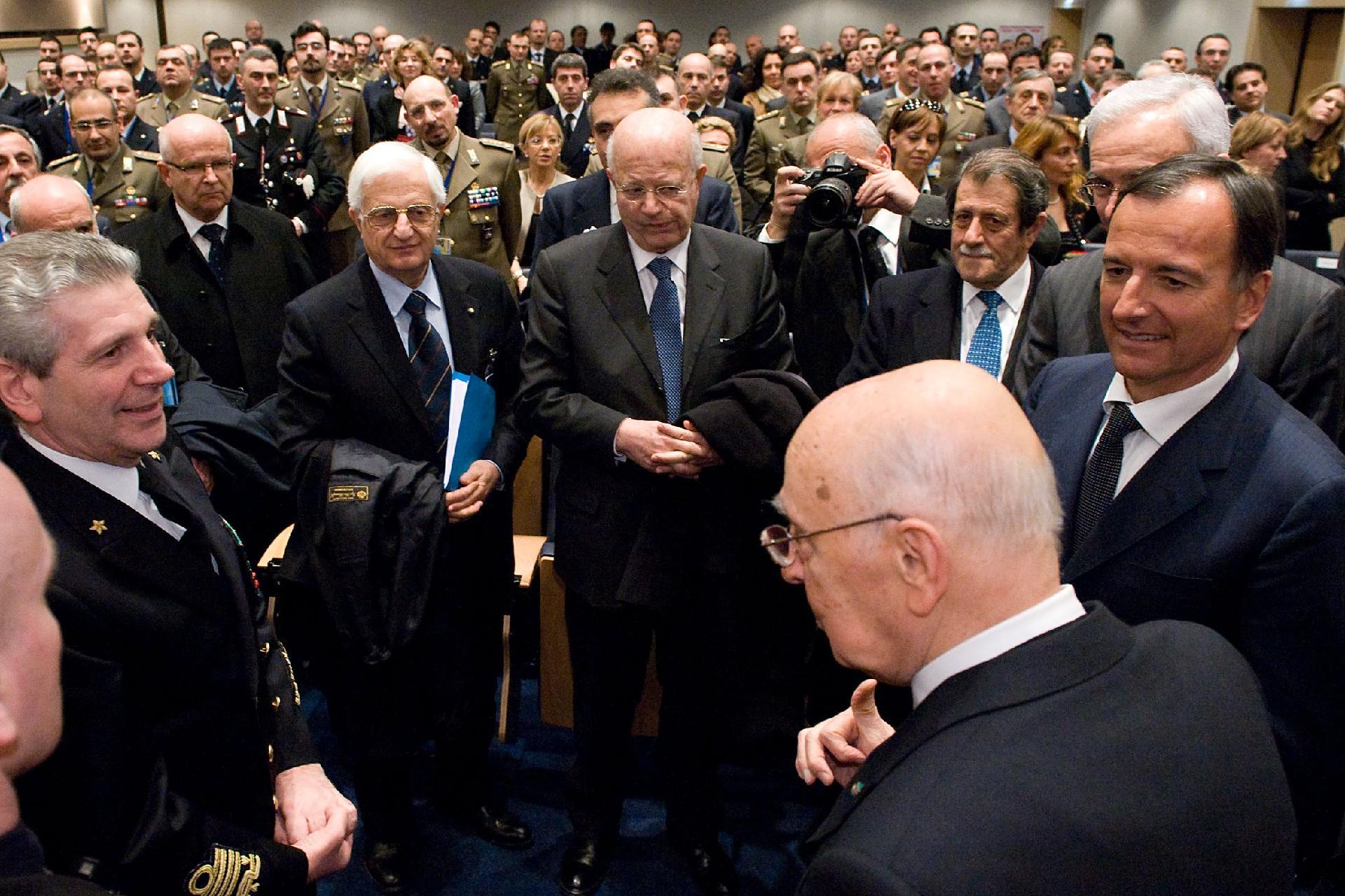 Il Presidente Giorgio Napolitano con il Ministro degli Esteri Franco Frattini e il Presidente del Comitato Militare della NATO Amm. Giampaolo Di Paola, al termine dell'incontro con una rappresentanza del personale italiano in servizio presso la NATO
