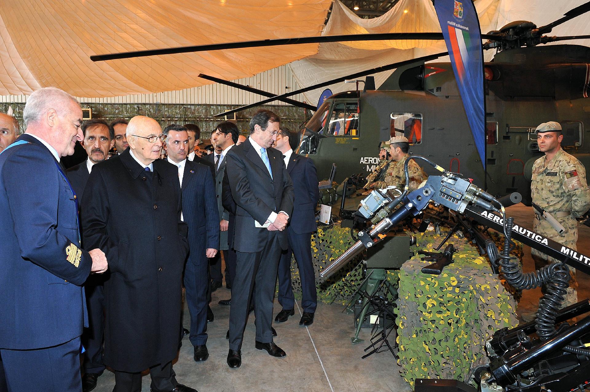 Il Presidente Giorgio Napolitano nel corso della visita alla Mostra "Tecnologia al servizio del cittadino" allestita nell'anniversario della costituzione dell'Aeronautica Militare.