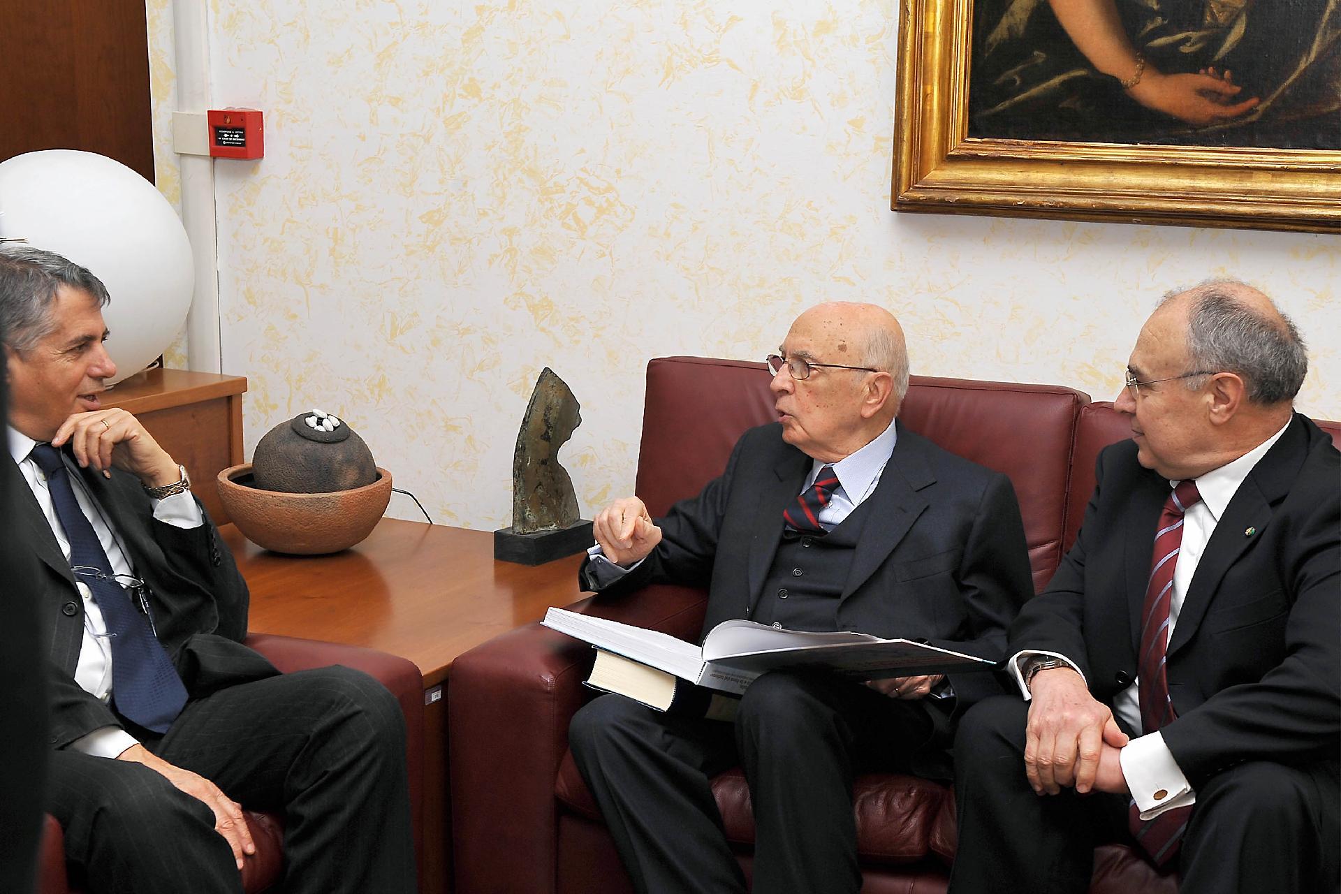 Il Presidente Giorgio Napolitano con Luigi Frati, Rettore dell'Università degli Studi "La Sapienza", e il Prof. Attilio Celant, Preside della Facoltà di Economia in occasione del Convegno Internazionale in memoria di Ezio Tarantelli