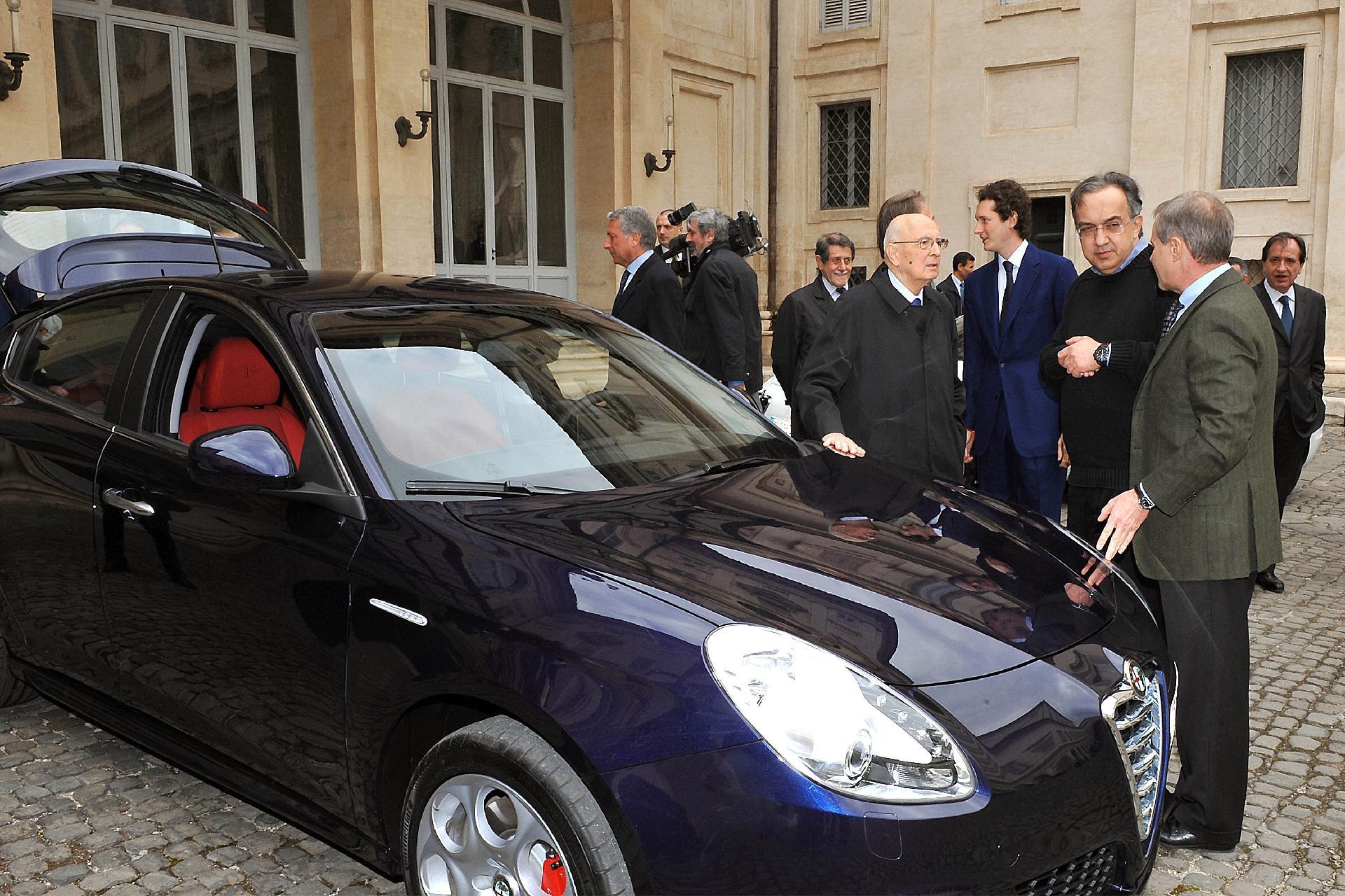 Il Presidente Giorgio Napolitano con i vertici del Gruppo Fiat in occasione della presentazione della nuova vettura Alfa Romeo &quot;Giulietta&quot;
