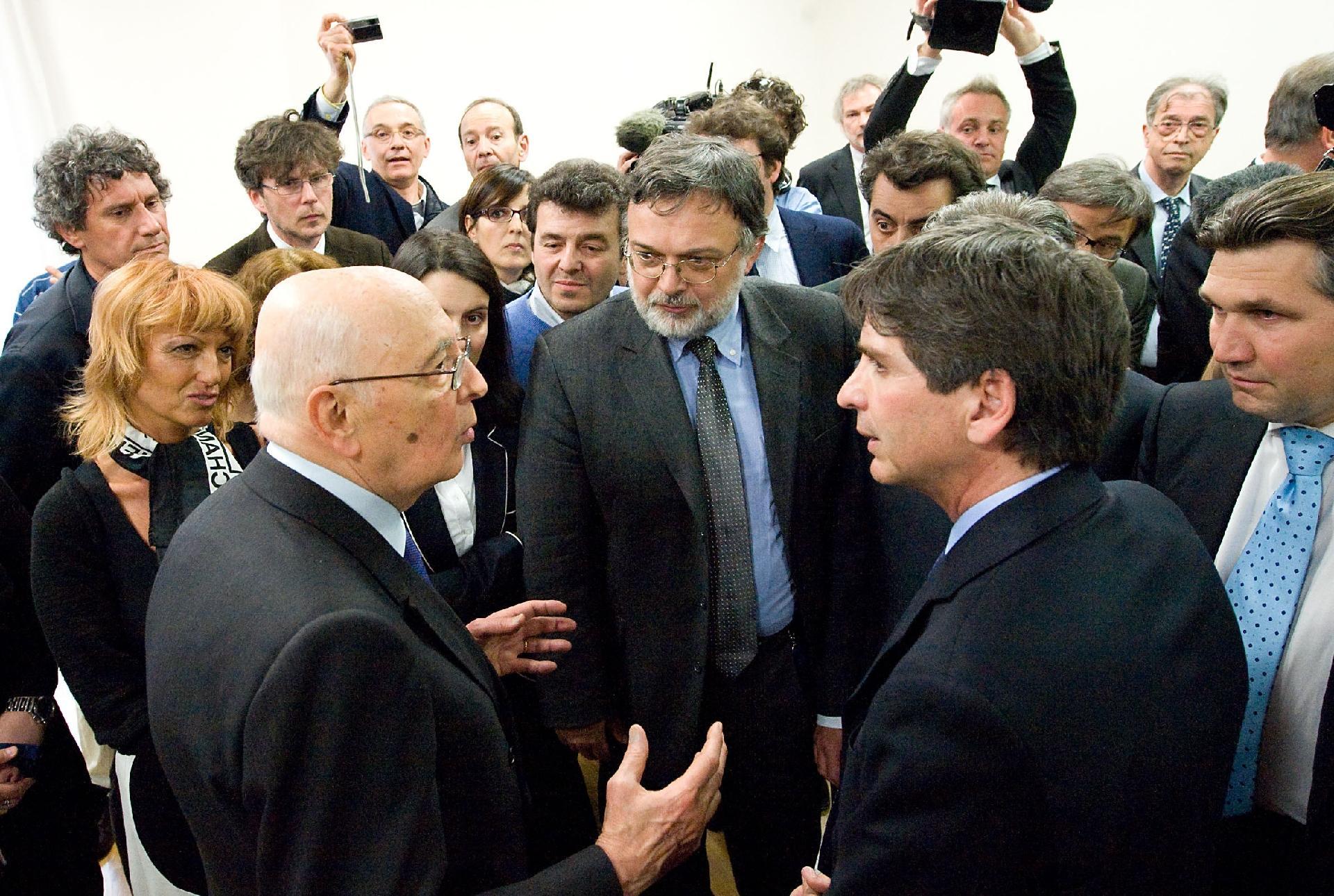 Il Presidente Giorgio Napolitano con Maurizio Cattaneo, Direttore de &quot;L'Arena&quot;, e alcuni componenti della redazione