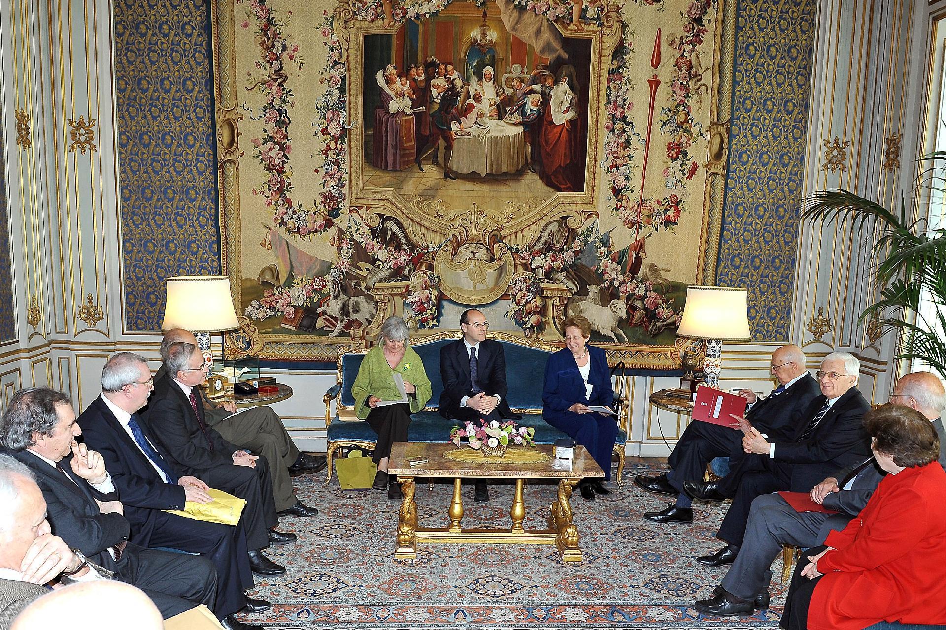 Il Presidente Giorgio Napolitano con una delegazione dell'Associazione degli istituti culturali.