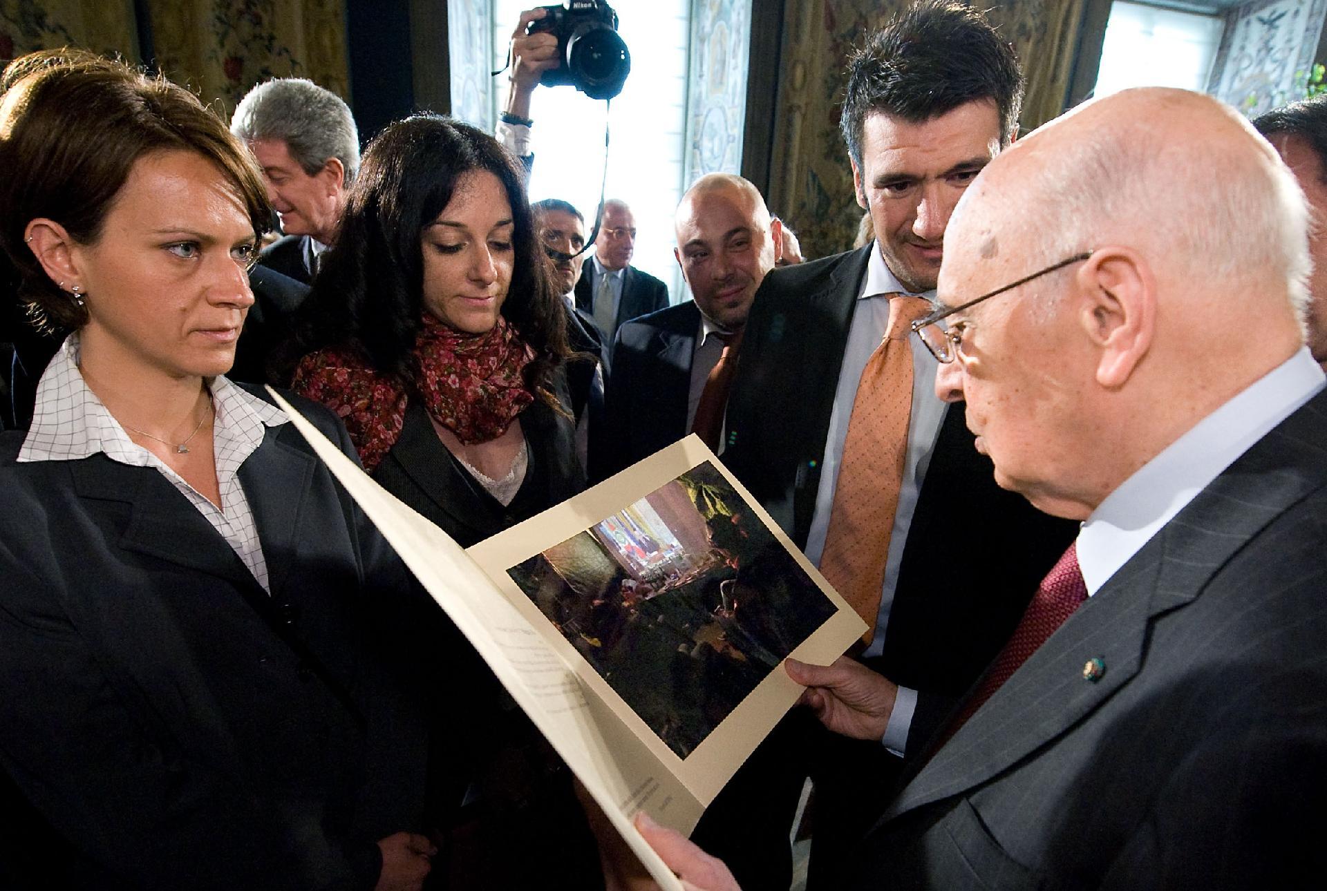 Il Presidente Giorgio Napolitano con una rappresentanza di giovani ricercatori dell'ISPRA, al termine della celebrazione della Festa del Lavoro