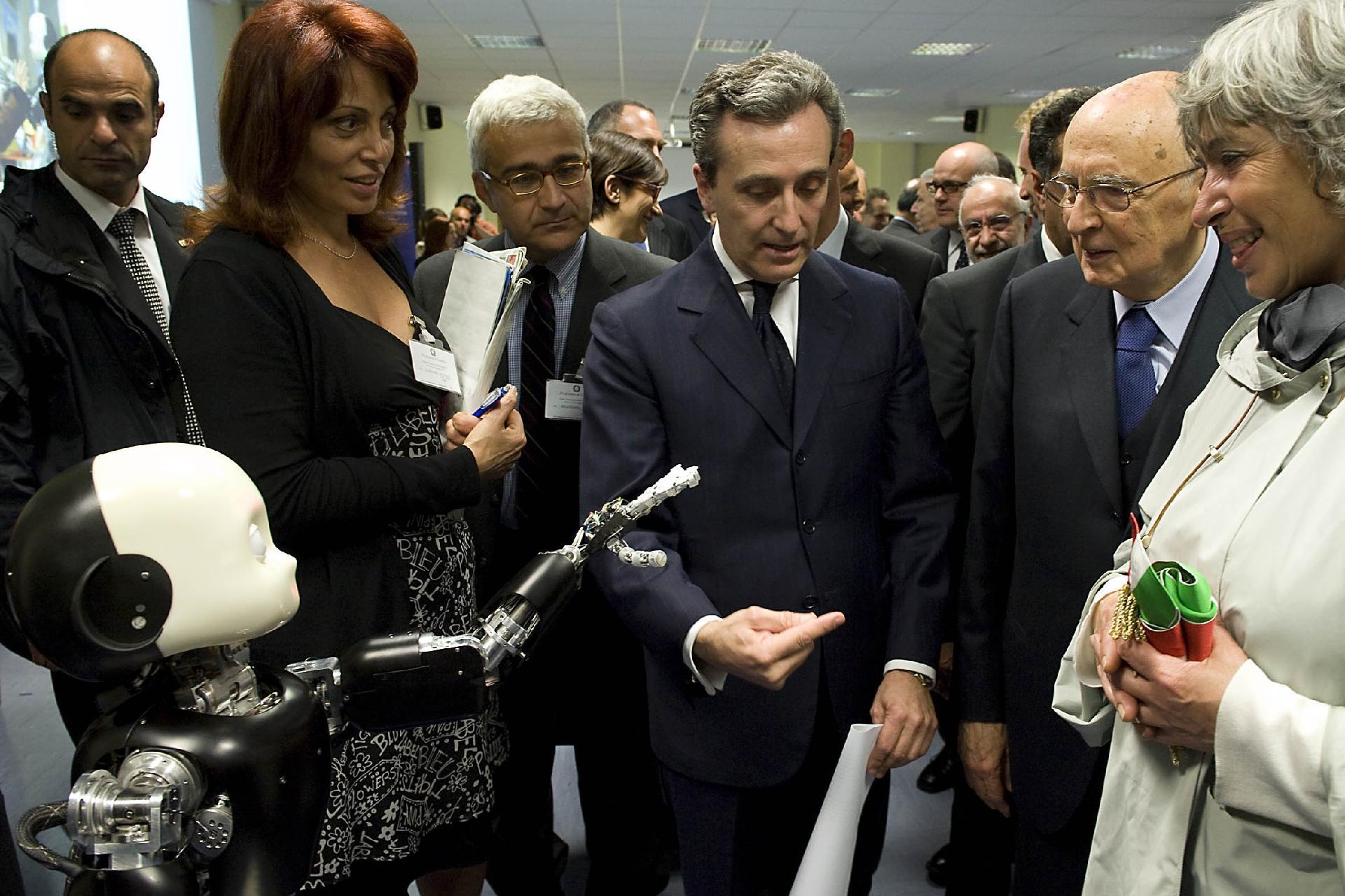 Il Presidente Giorgio Napolitano osserva il "robot" Icub in occasione della visita alla sede della Fondazione dell'Istituto Italiano di Tecnologia