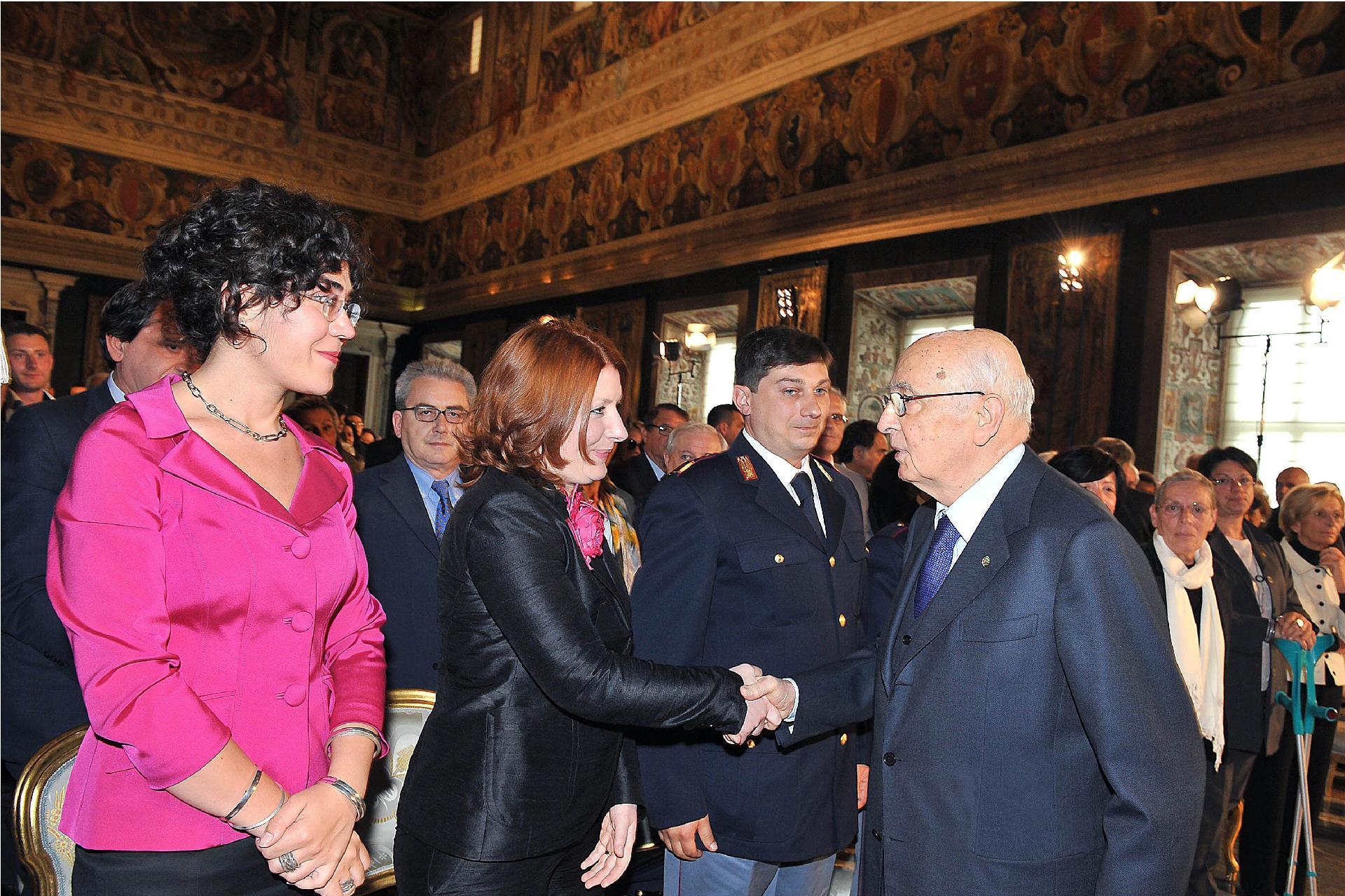 Il Presidente Giorgio Napolitano con coloro che hanno portato la loro testimonianza in occasione della cerimonia del Giorno della Memoria dedicato alle vittime del terrorismo