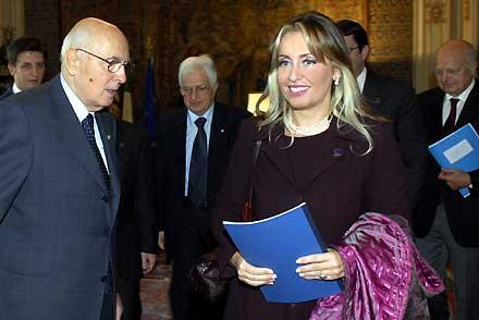 Il Presidente Giorgio Napolitano, nella foto con il Segretario generale del Quirinale, Donato Marra ed il Consigliere Carlo Guelfi, durante l'incontro con Catia Polidori, Presidente dell'Associazione dei Giovani Imprenditori della Confederazione Italiana della Piccola e Media Impresa ed i componenti il sodalizio