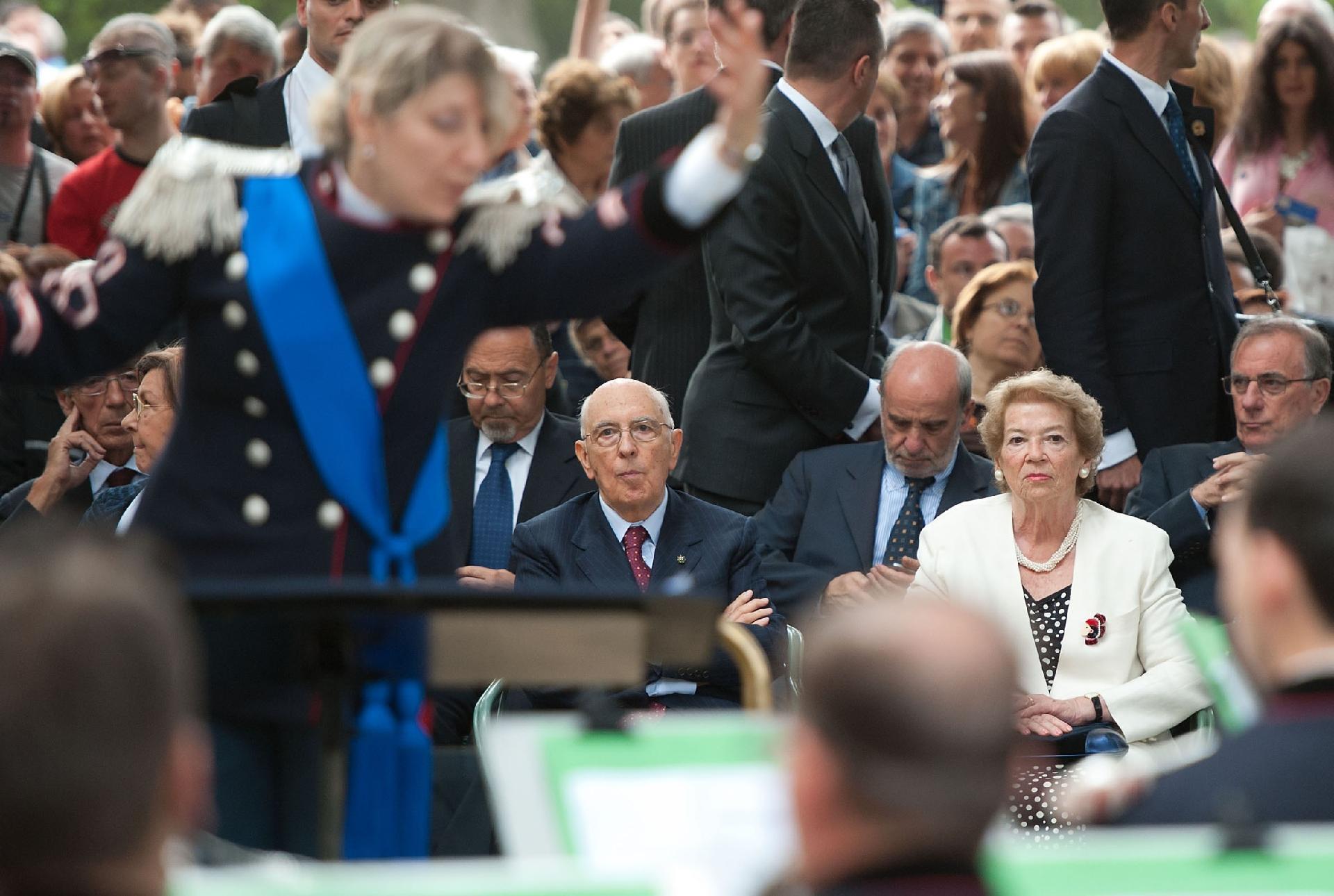 Il Presidente Giorgio Napolitano e la moglie Clio durante il concerto nei giardini del Quirinale, in occasione della Festa della Repubblica