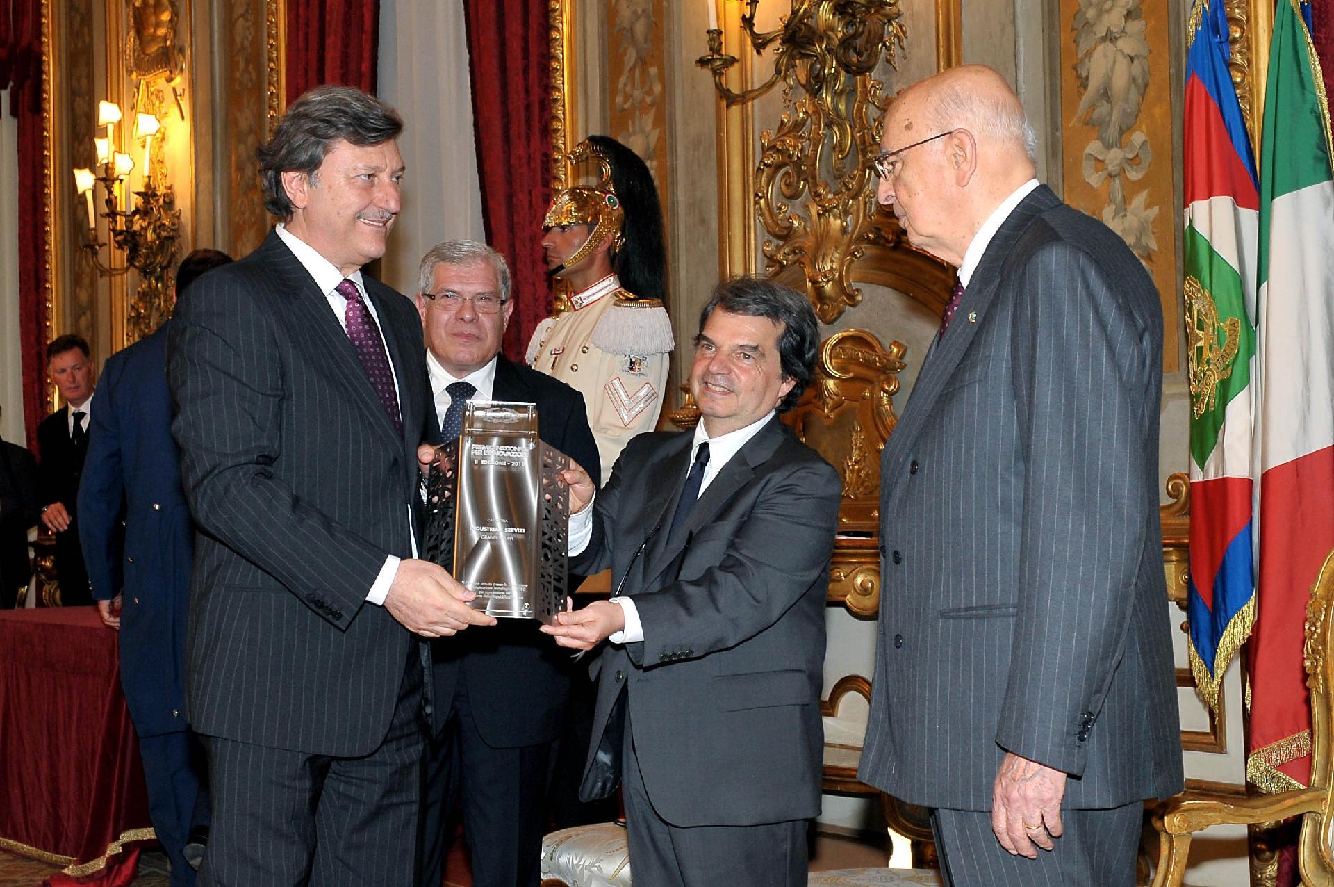 Il Presidente Giorgio Napolitano durante la consegna del "Premio dei Premi " ad Angelo Calderoni, ENI, nel corso della cerimonia al Quirinale per la Giornata dell'Innovazione