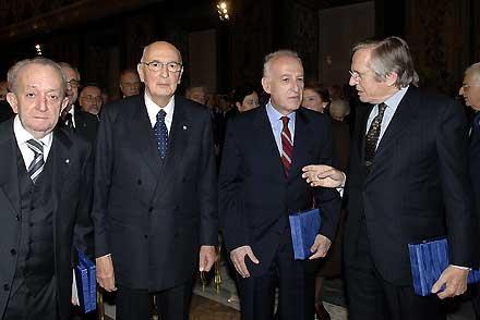Il Presidente Giorgio Napolitano con i vincitori del Premio "Presidente della Repubblica" dell'Accademia Nazionale dei Lincei. Da sin. Tullio De Mauro, il Presidente Napolitano, Maurizio Pollini e Antonio Recalcati, al termine della cerimonia