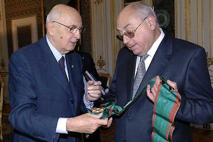 Il Presidente Giorgio Napolitano consegna le insegne di Cavaliere di Gran Croce al Merito della Repubblica Italiana a Nicola Marvulli, Primo Presidente della Corte Suprema di Cassazione, in occasione della visita di congedo