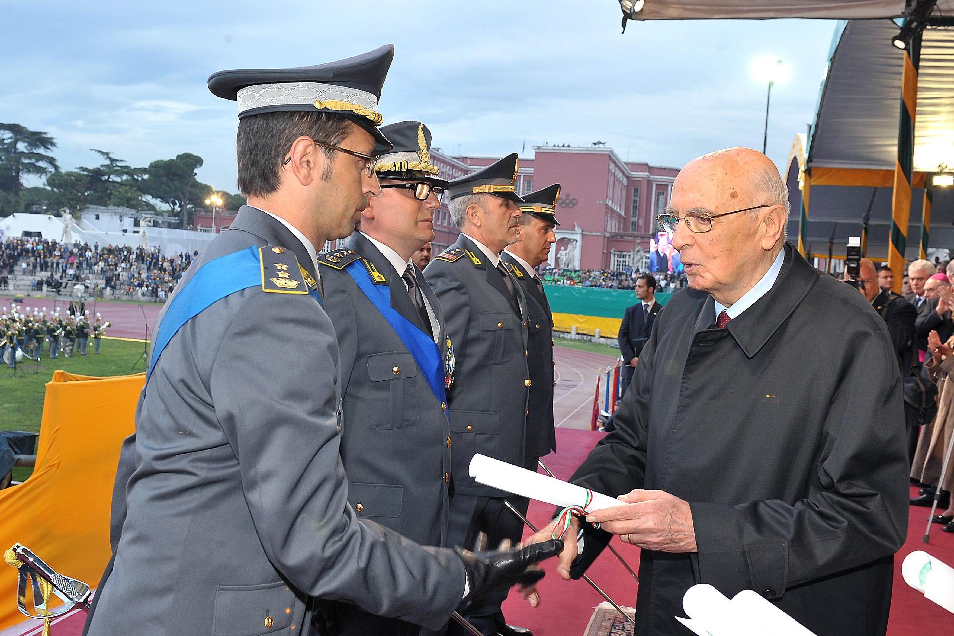 Il Presidente Giorgio Napolitano durante la consegna di Encomi Solenni in occasione del 236° Anniversario di fondazione del Corpo della Guardia di Finanza