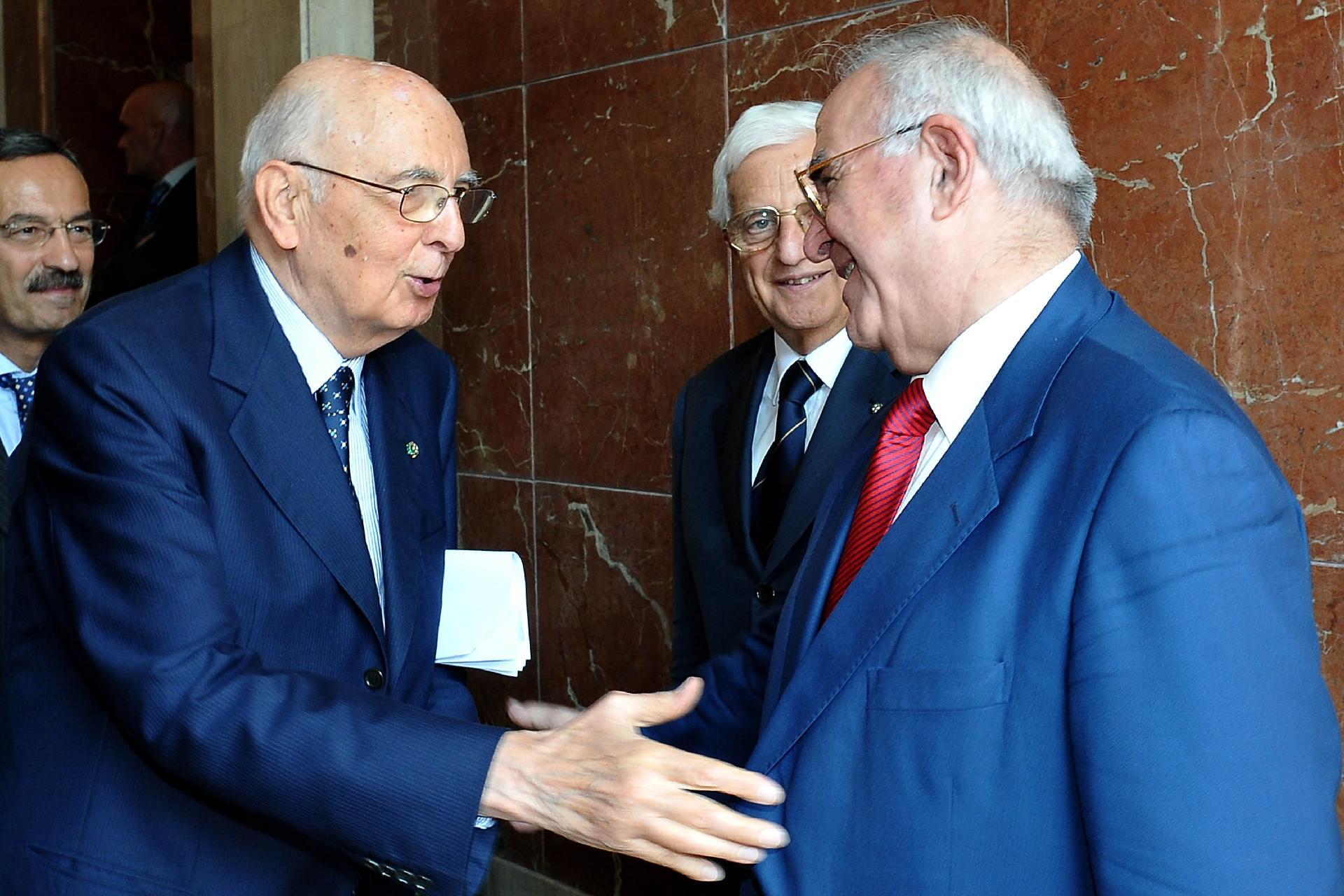 Il Presidente Giorgio Napolitano con Vincenzo Carbone, al termine della seduta straordinaria plenaria del CSM per il conferimento dell'Ufficio di Primo Presidente della Corte Suprema di Cassazione